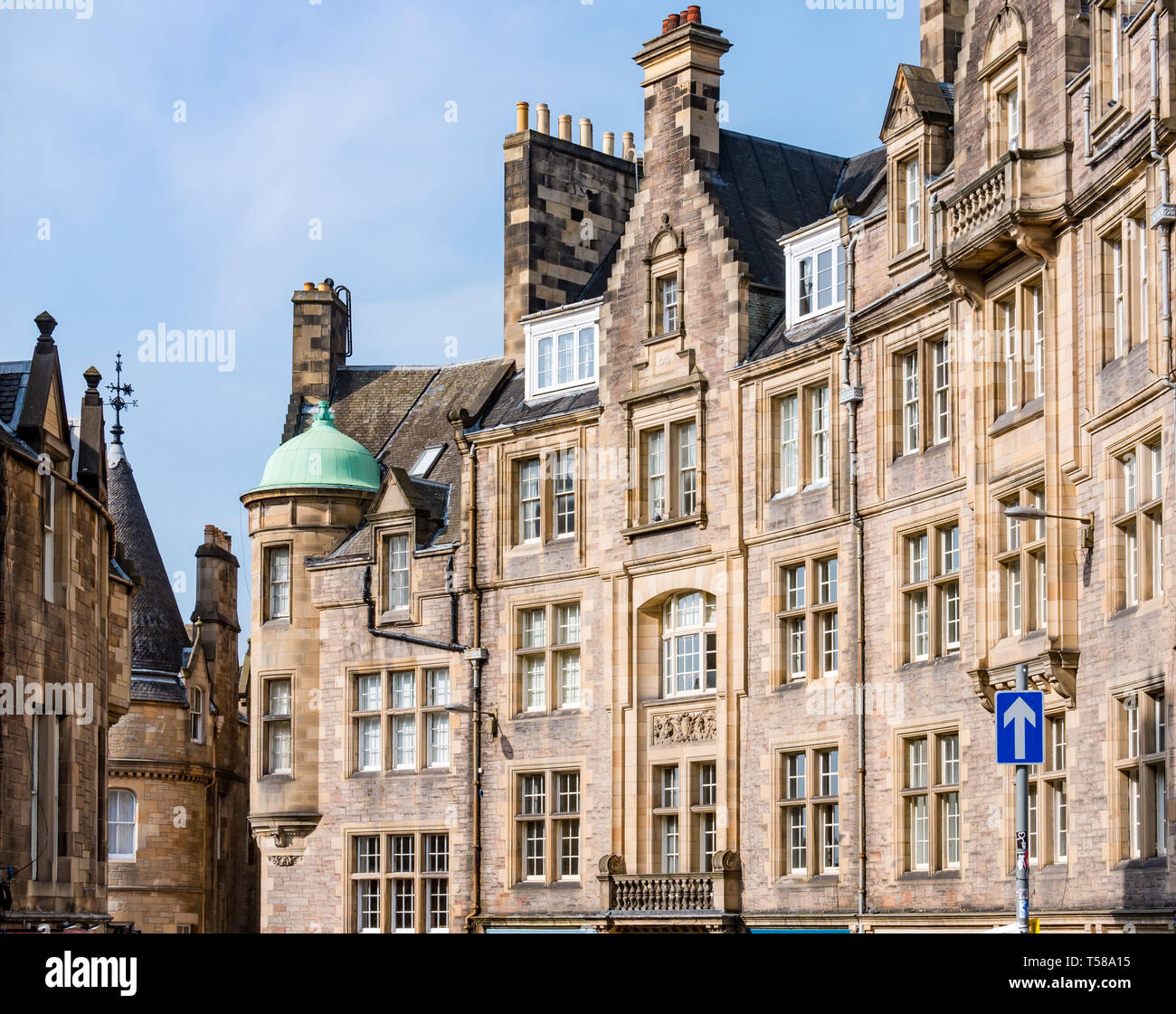Vista della curva edifici tenement, Victoria Street, Edimburgo, Scozia, Regno Unito nella giornata soleggiata con cielo blu Foto Stock