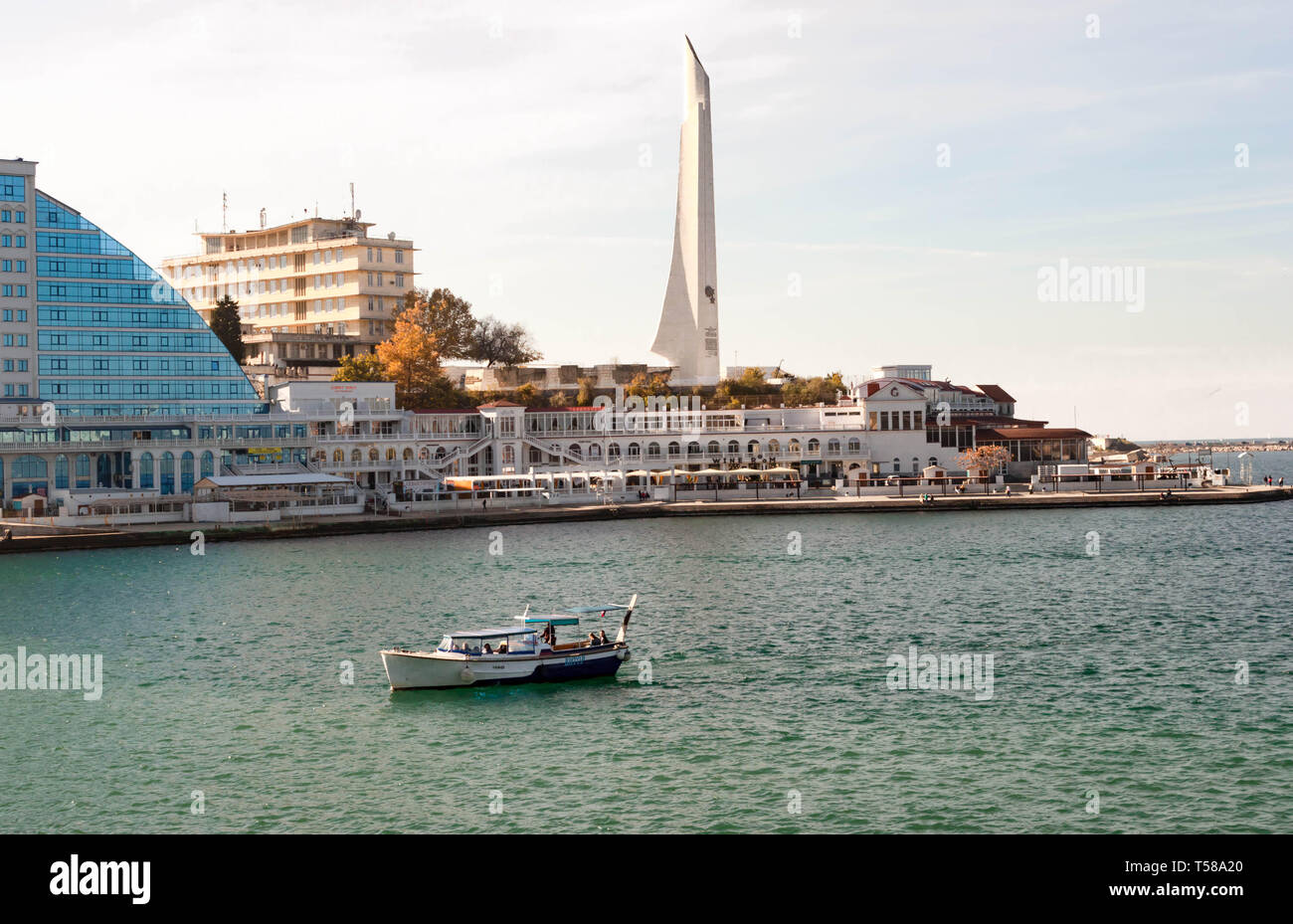 SEBASTOPOL, RUSSIA - settembre 18,2014: l'artiglieria baia del Mar Nero, vista di Hero-City obelisco sul cristallo del capo Foto Stock