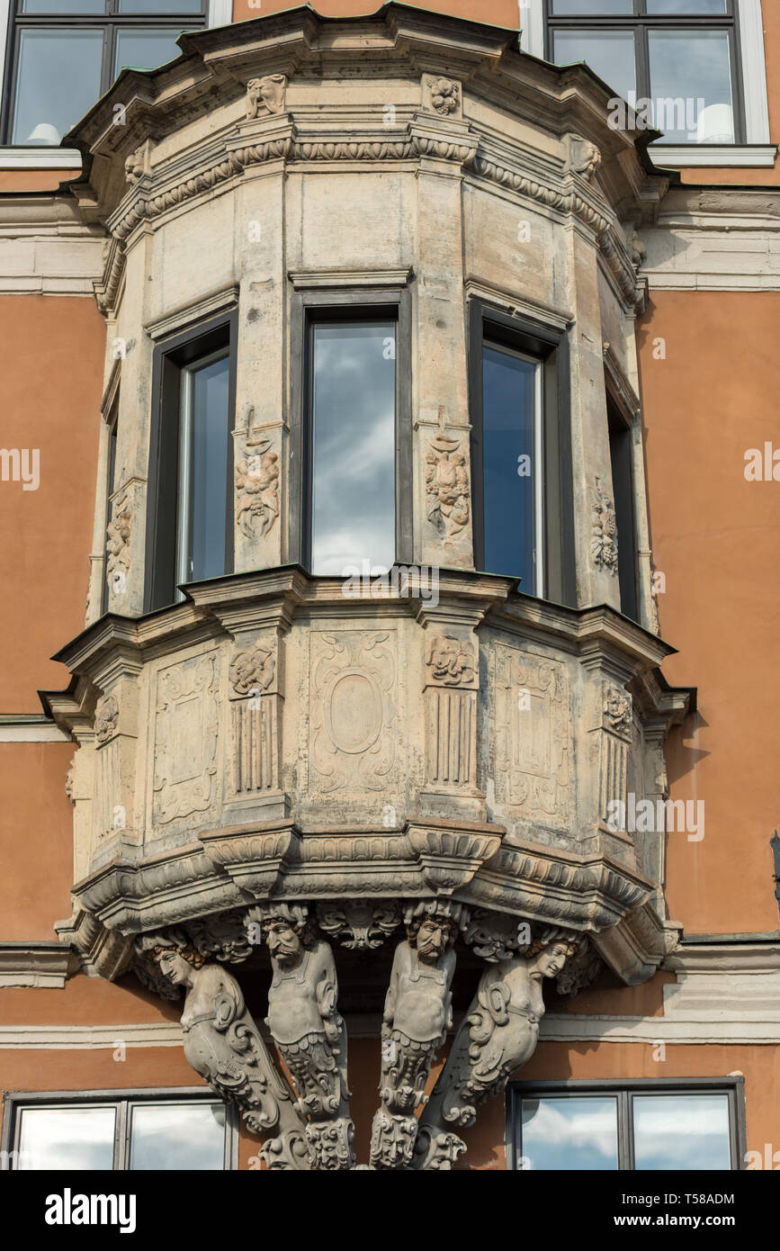 Decorazione di ornati e mensole scolpite sulla oriel finestra del numero 51 Kornhamnstorg (Grano Piazzale del Porto) a Stoccolma la Gamla stan. Foto Stock