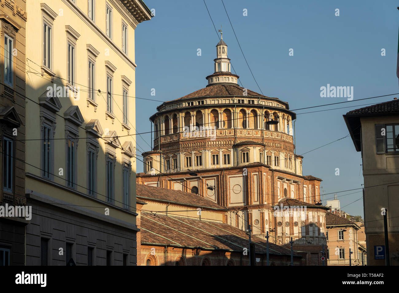 Milano, lombardia, italia: esterne della storica chiesa di Santa Maria delle Grazie con la sua cupola Foto Stock
