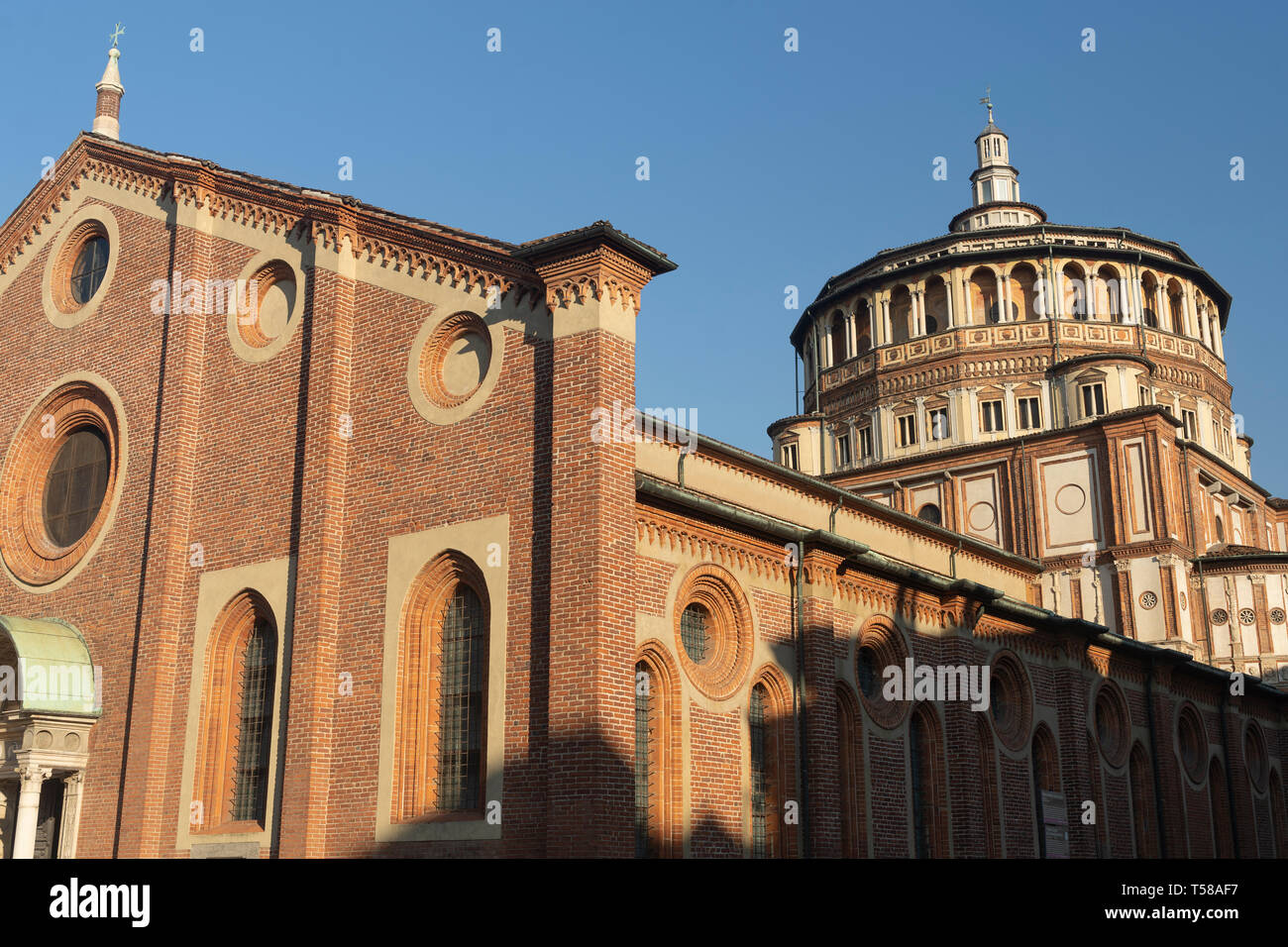 Milano, lombardia, italia: esterne della storica chiesa di Santa Maria delle Grazie con la sua cupola e la facciata Foto Stock