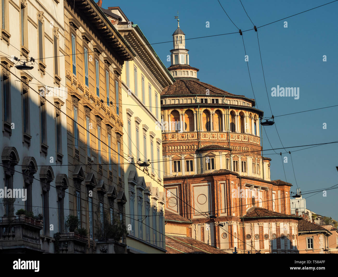 Milano, lombardia, italia: esterne della storica chiesa di Santa Maria delle Grazie con la sua cupola Foto Stock