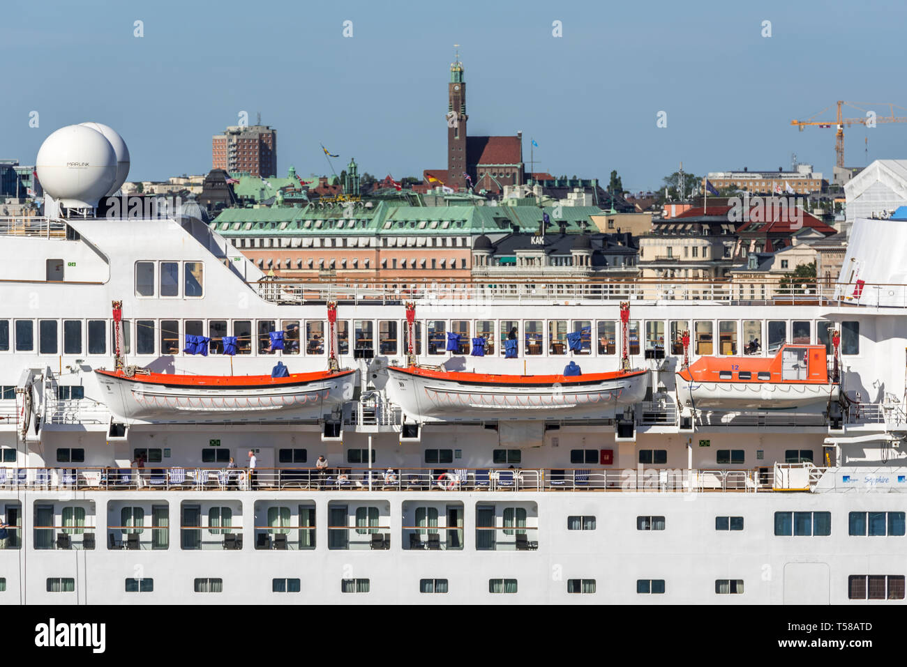 La Saga Sapphire nave da crociera frame con una vista di Engelbrektskyrkan (la chiesa di Engelbrekt) e il Grand Hotel di Stoccolma Foto Stock