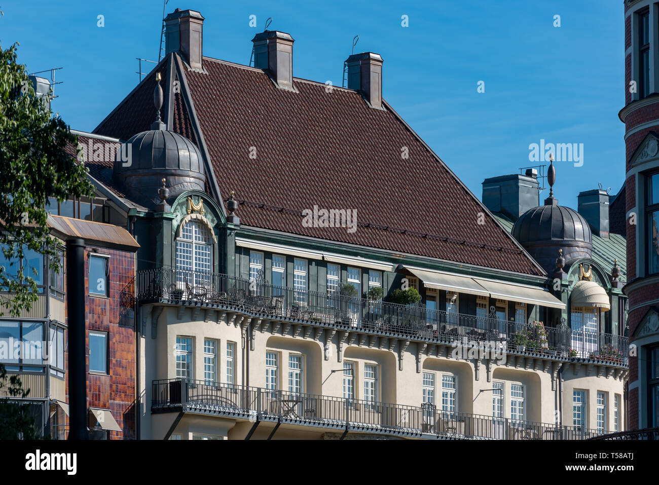 Il tetto ornato, cupole e balconi di 32 Narvavägen, casa dell'Ambasciata Argentina e un numero di wine bar e ristoranti di Stoccolma Foto Stock