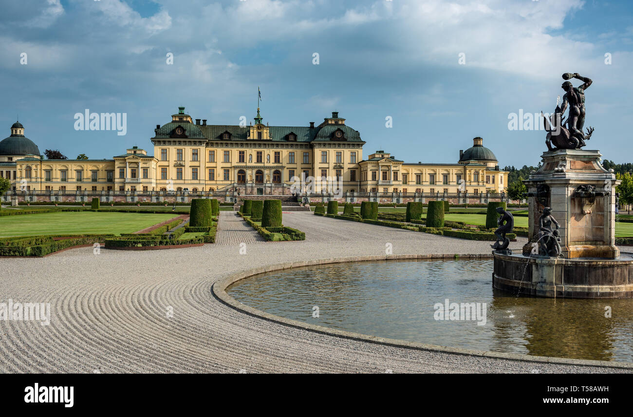 Il Royal Estate Palazzo di Drottningholm dai giardini del palazzo e la fontana di Ercole Foto Stock