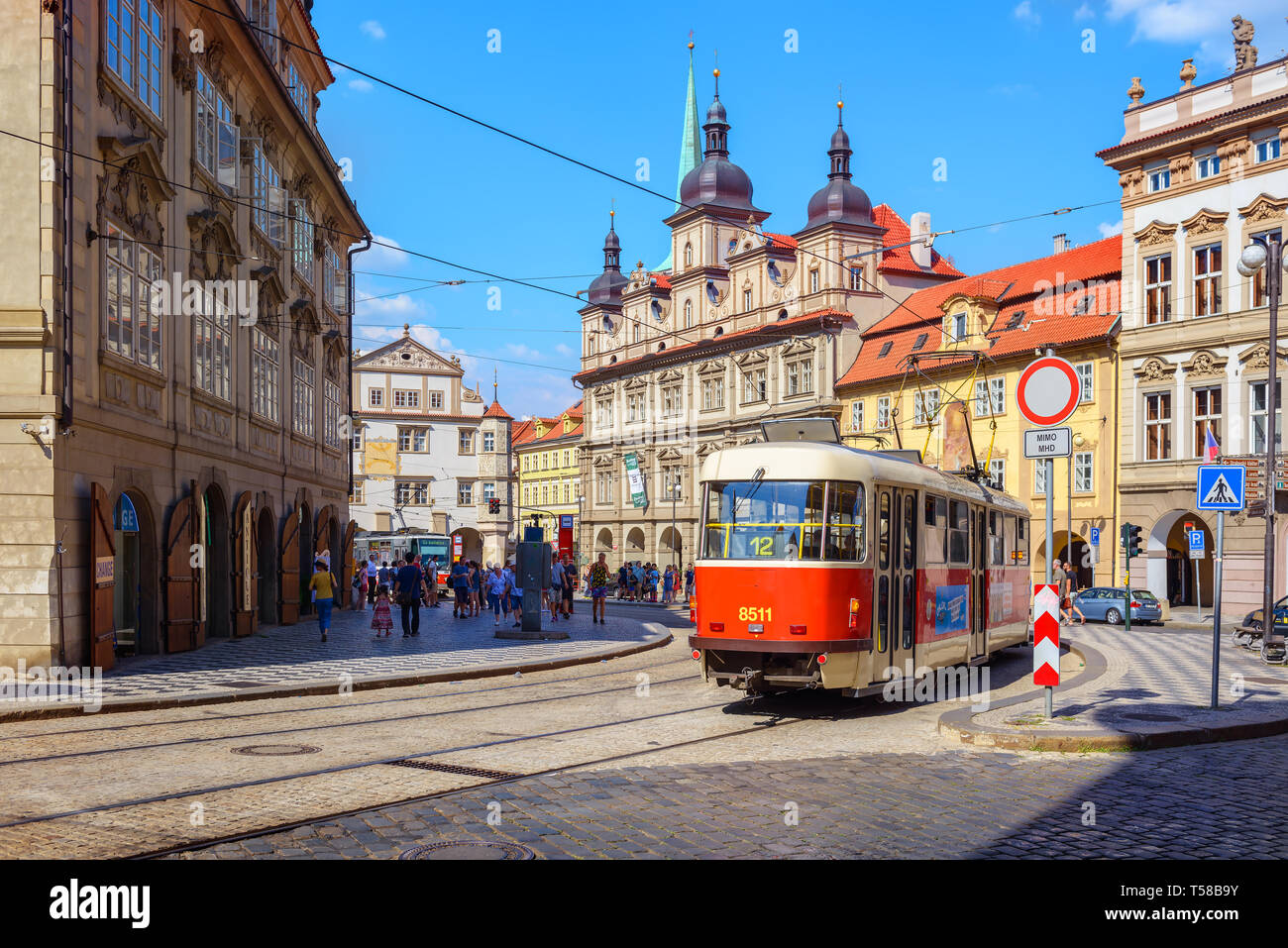 Praga REPUBBLICA CECA Il 01 agosto 2018 un tram su una strada storica. Foto Stock