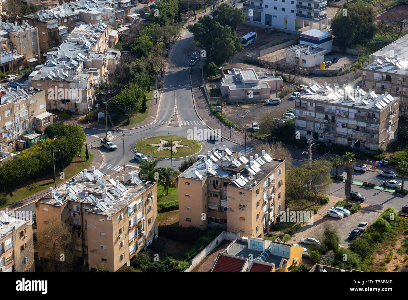 Vista aerea di un quartiere residenziale in una città durante una torbida e sunny sunrise. Prese a Netanya, Centro Quartiere, Israele. Foto Stock