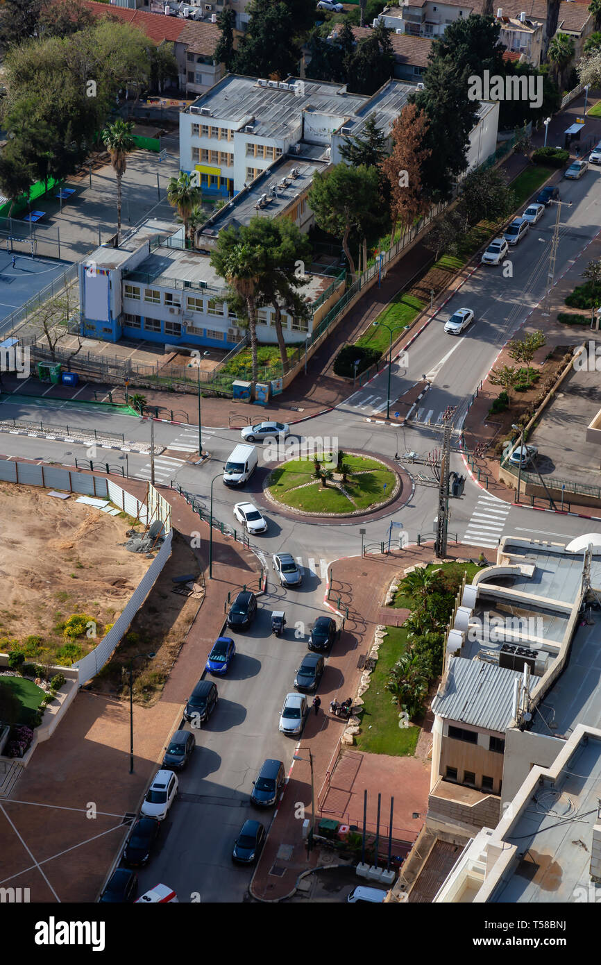 Vista aerea di un quartiere residenziale in una città durante una torbida e sunny sunrise. Prese a Netanya, Centro Quartiere, Israele. Foto Stock