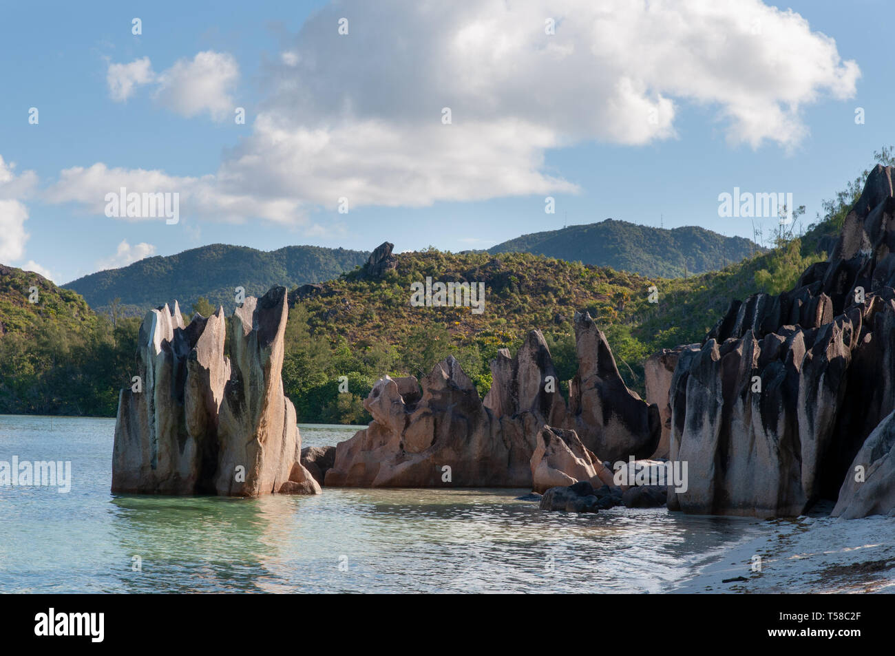 Rocce di granito, l'acqua turchese nel parco nazionale marino di Curieuse Island, Seicelle Foto Stock