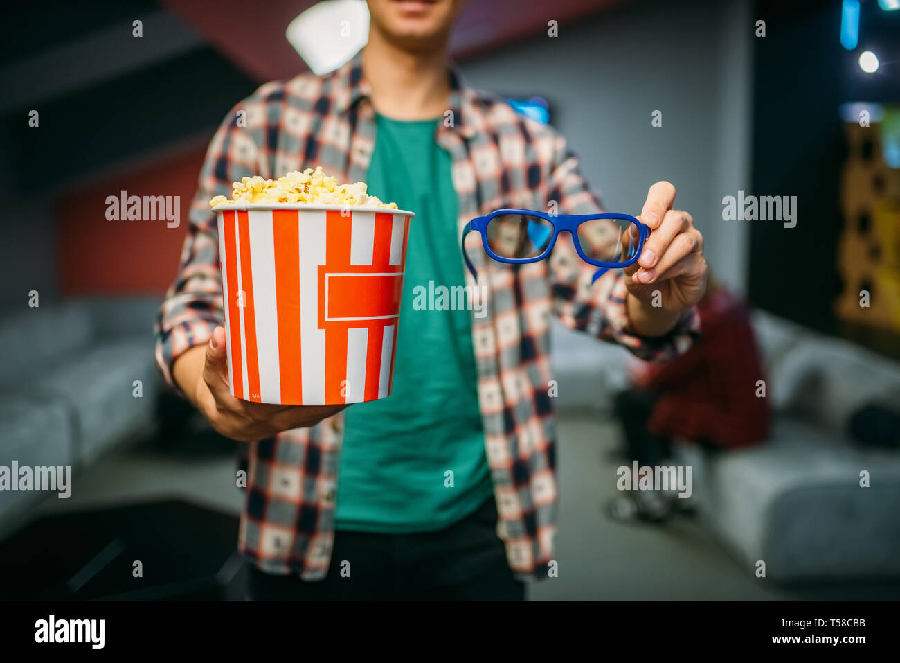 Spettatore maschio con occhiali 3d e pop-corn, cinema Foto Stock