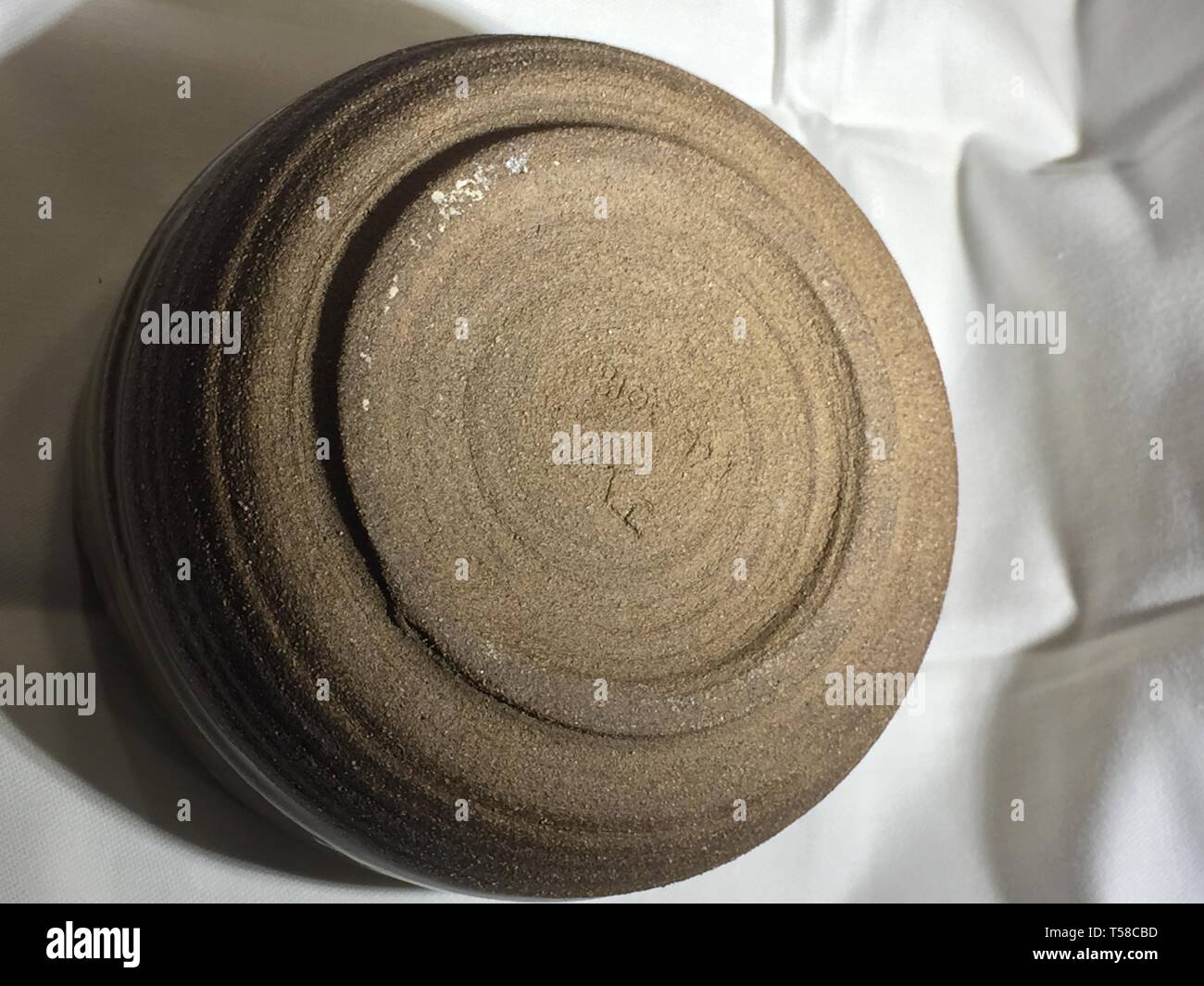 Ceramiche fatte a mano da un artista locale, sparato al cono 10 e vetrate con cibo-safe smalti Foto Stock