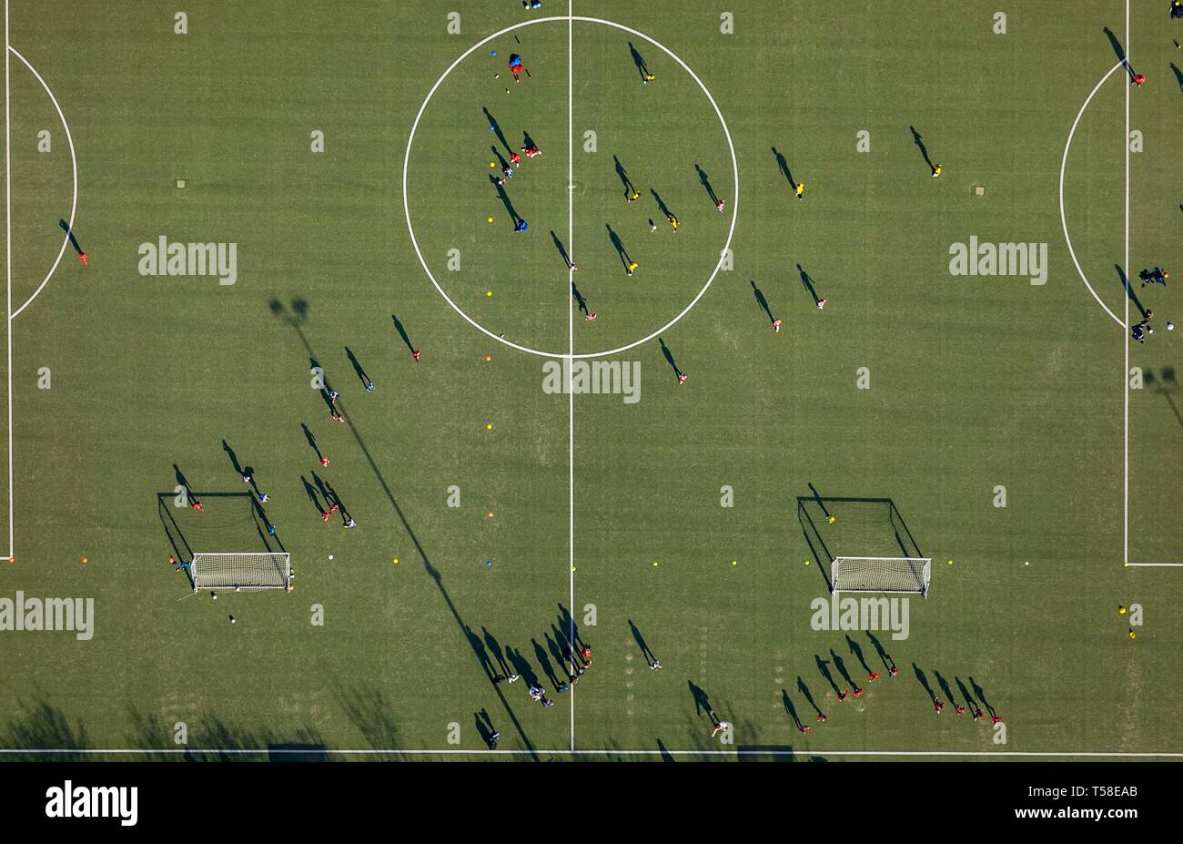 Vista aerea, campo di calcio, calcio, football player con lunghe ombre, Nord Reno-Westfalia, Germania Foto Stock