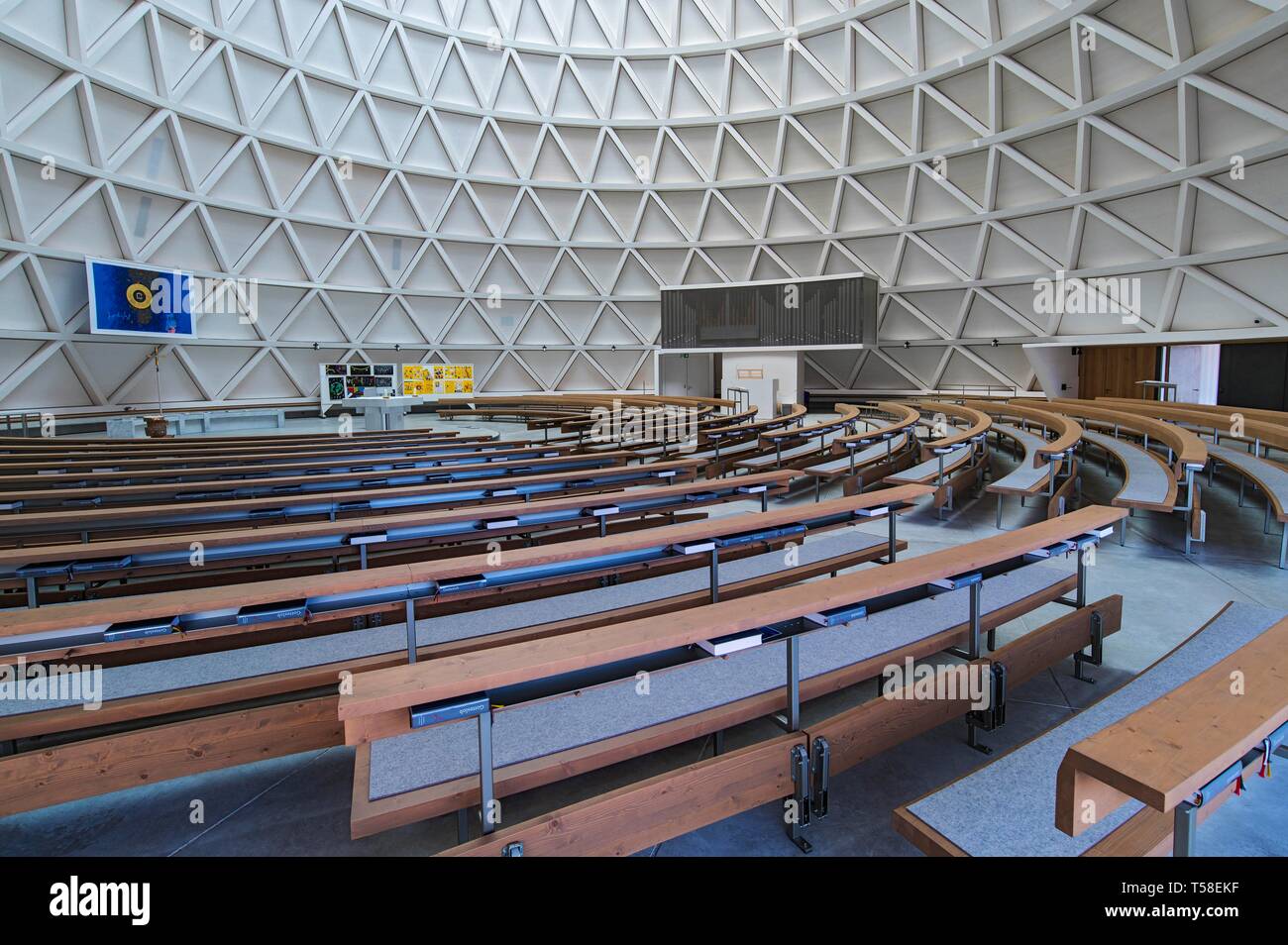 Altare e organo, interno, chiesa Sankt Joseph, architettura moderna, Holzkirchen, Alta Baviera, Baviera, Germania Foto Stock