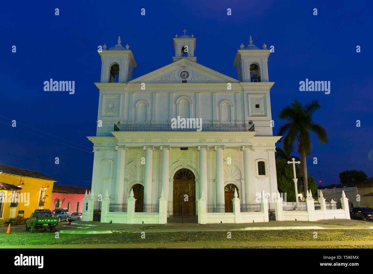 Chiesa Iglesia Santa Lucia Suchitoto, durante la notte, la città vecchia di Suchitoto, El Salvador Foto Stock