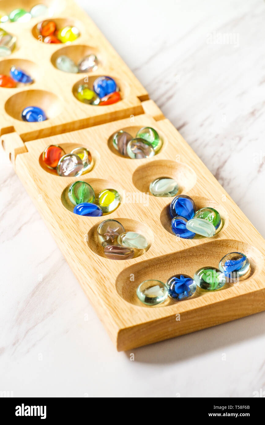 Mancala tradizionale tavolo con pezzi di vetro sulla tavola di marmo Foto Stock