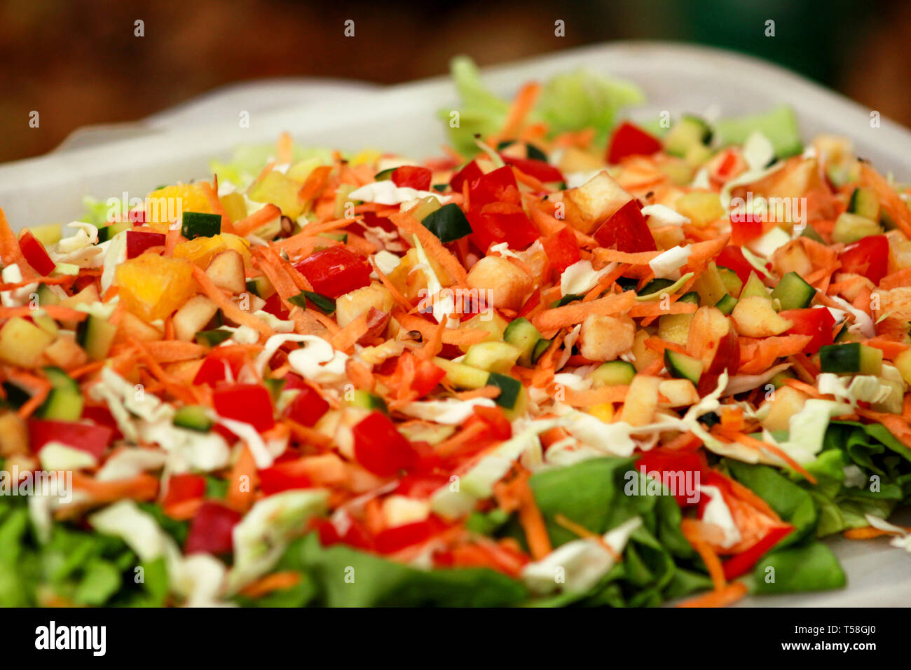 Insalata mista di frutta e verdura e vari sapori: freschi pomodori, cetrioli, cavolo, insalata verde, Apple, carote, pera, ananas, pepe. Foto Stock