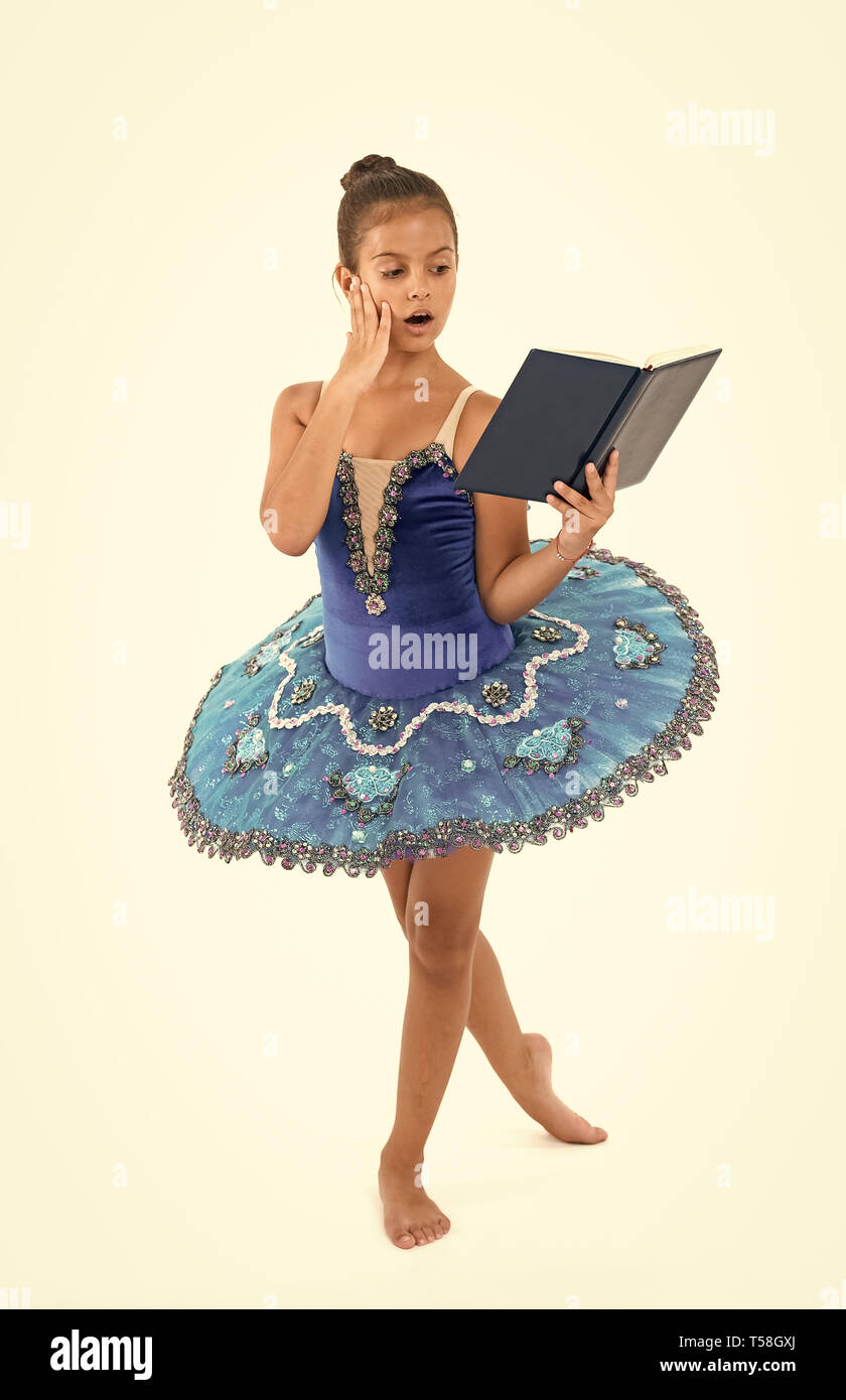 Ballet ragazza con libro. Piccola ragazza lo studio e la formazione,  l'istruzione. Piccola ballerina la lettura del libro. Ella è in amore con  il balletto. Migliorare se stessa attraverso l'istruzione Foto stock -