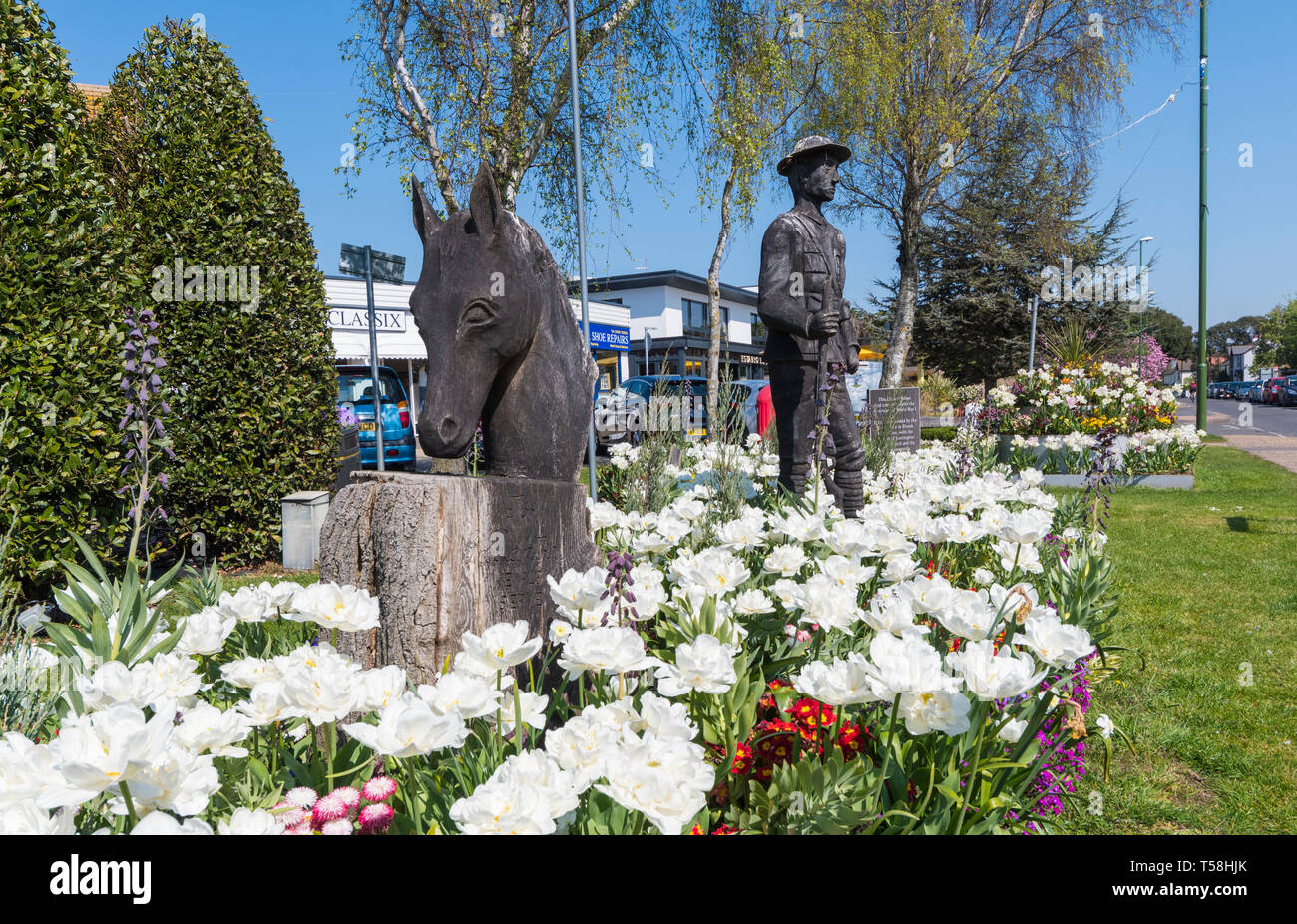 100 anno commemorativo WWI plantation circondato da fiori in primavera in Rustington, West Sussex, in Inghilterra, Regno Unito. Foto Stock