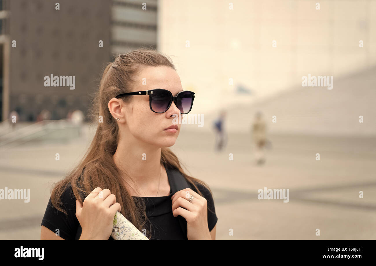 Ragazza occhiali da sole turistica godono di vista piazza di Parigi centro citta'. La donna a stare di fronte di architettura urbana spazio copia. Deve visitare place. Guida per il turista alla scoperta di Parigi. Backpacker esplorare la città. Foto Stock