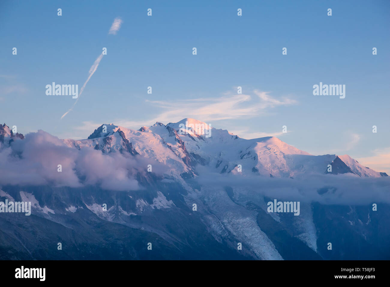 Iconico Mont-Blanc montagna innevata e il ghiacciaio al tramonto Foto Stock