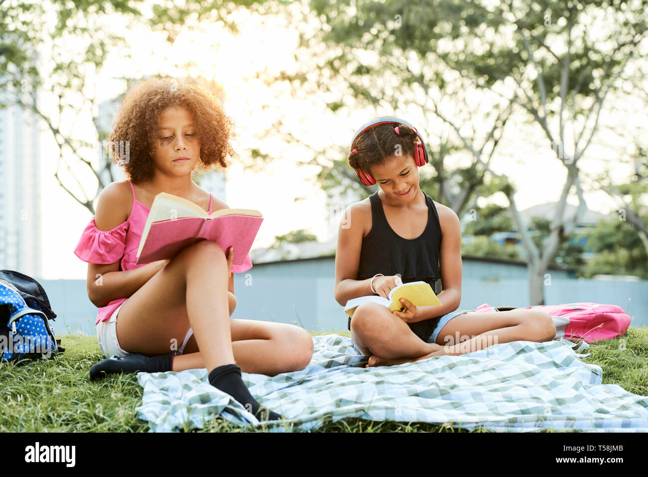 Clever afro-americano di ragazze che studiano i libri Foto Stock