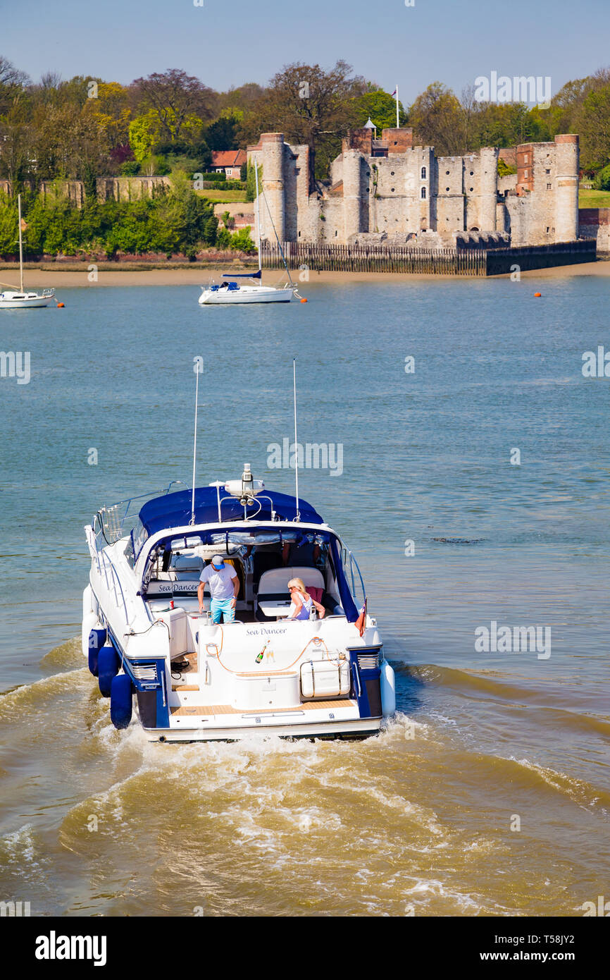 Upnor, Rochester, Kent. Regno Unito. Una barca lascia Chatham Maritime Marina serratura e vele nel fiume Medway e passato Upnor Castle. Foto Stock