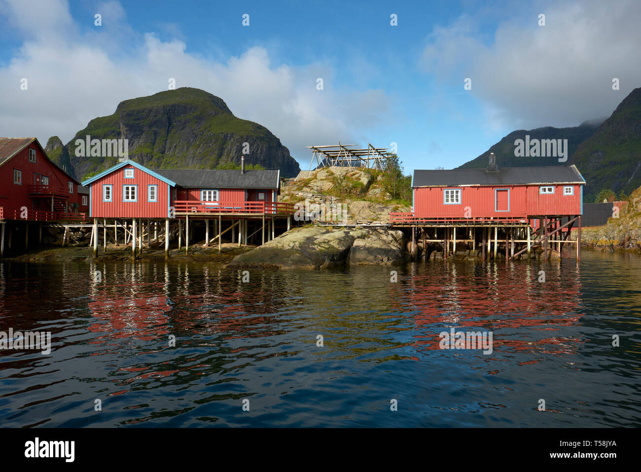 Il rorbu rosso tradizionale norvegese case di pescatori costruito su palafitte di legno nel villaggio di pescatori di Å su Moskenesøya nelle isole Lofoten in Norvegia Foto Stock