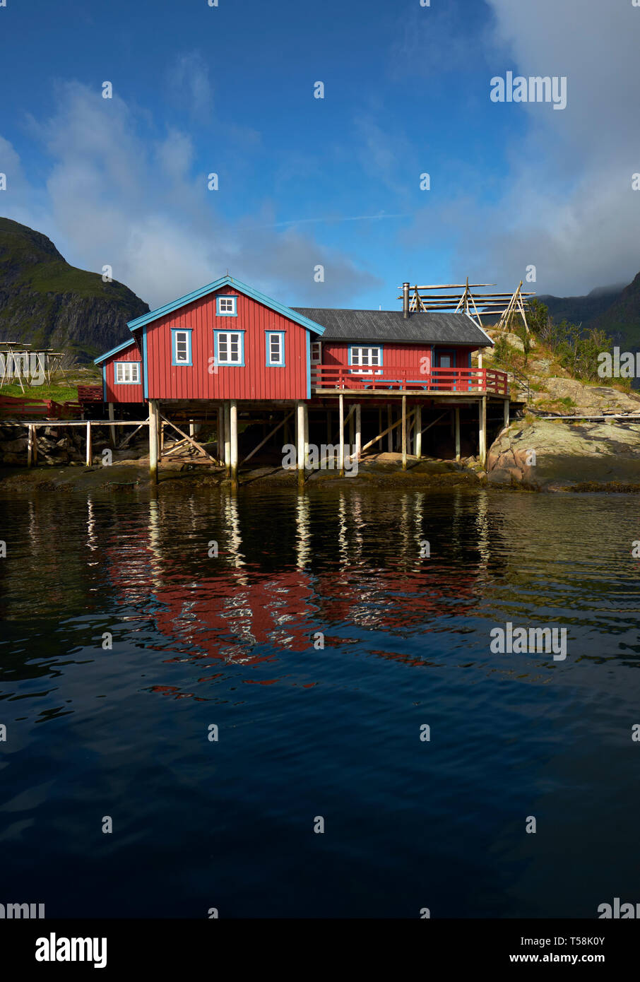 Il rorbu rosso tradizionale norvegese case di pescatori costruito su palafitte di legno nel villaggio di pescatori di Å su Moskenesøya nelle isole Lofoten in Norvegia Foto Stock