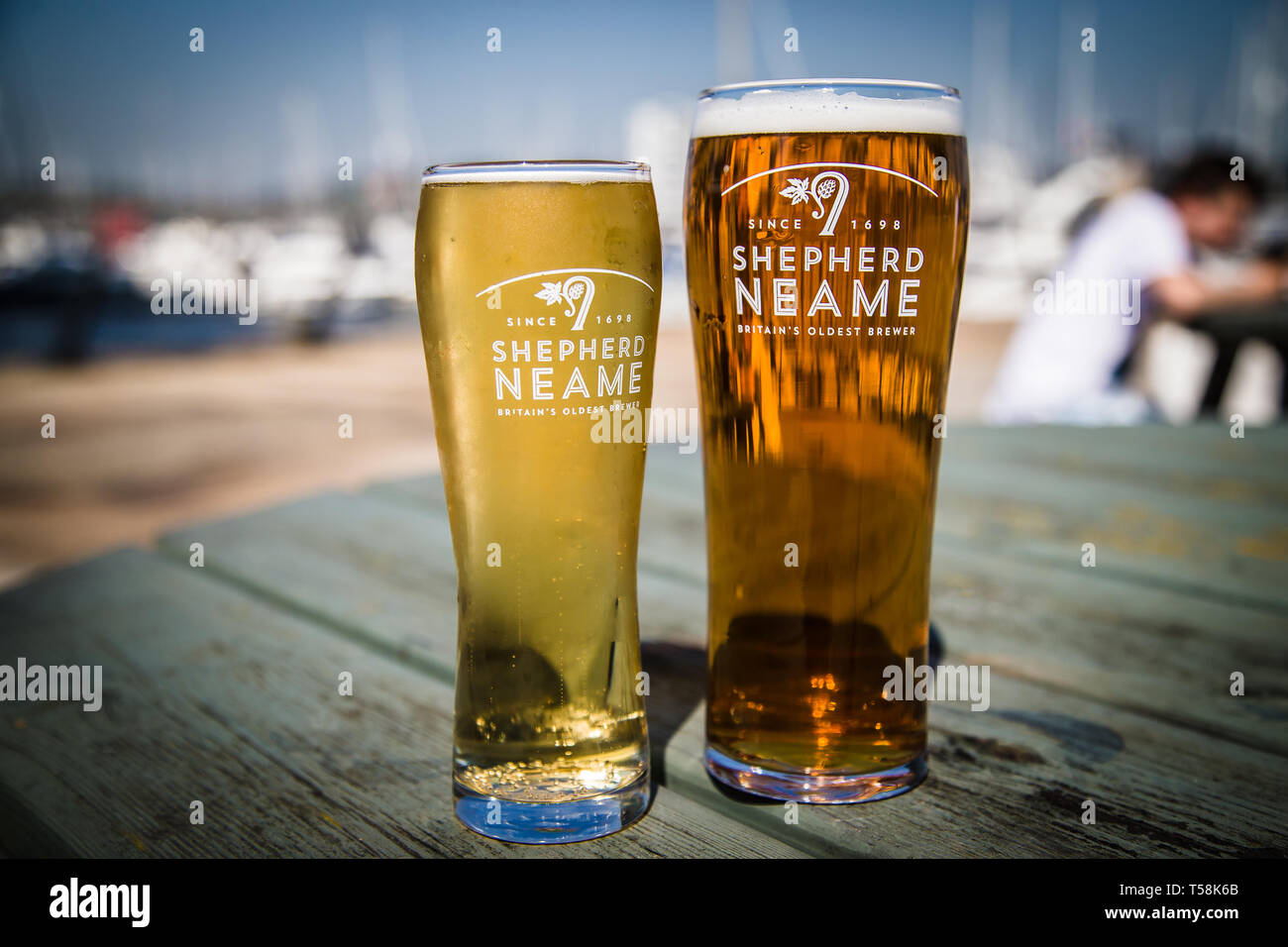 Il Chatham Maritime Quays. REGNO UNITO. Una pinta di Shepherd Neame Whistable Bay pale Ale accanto a uno Shandy fatto con la stessa birra. Foto Stock