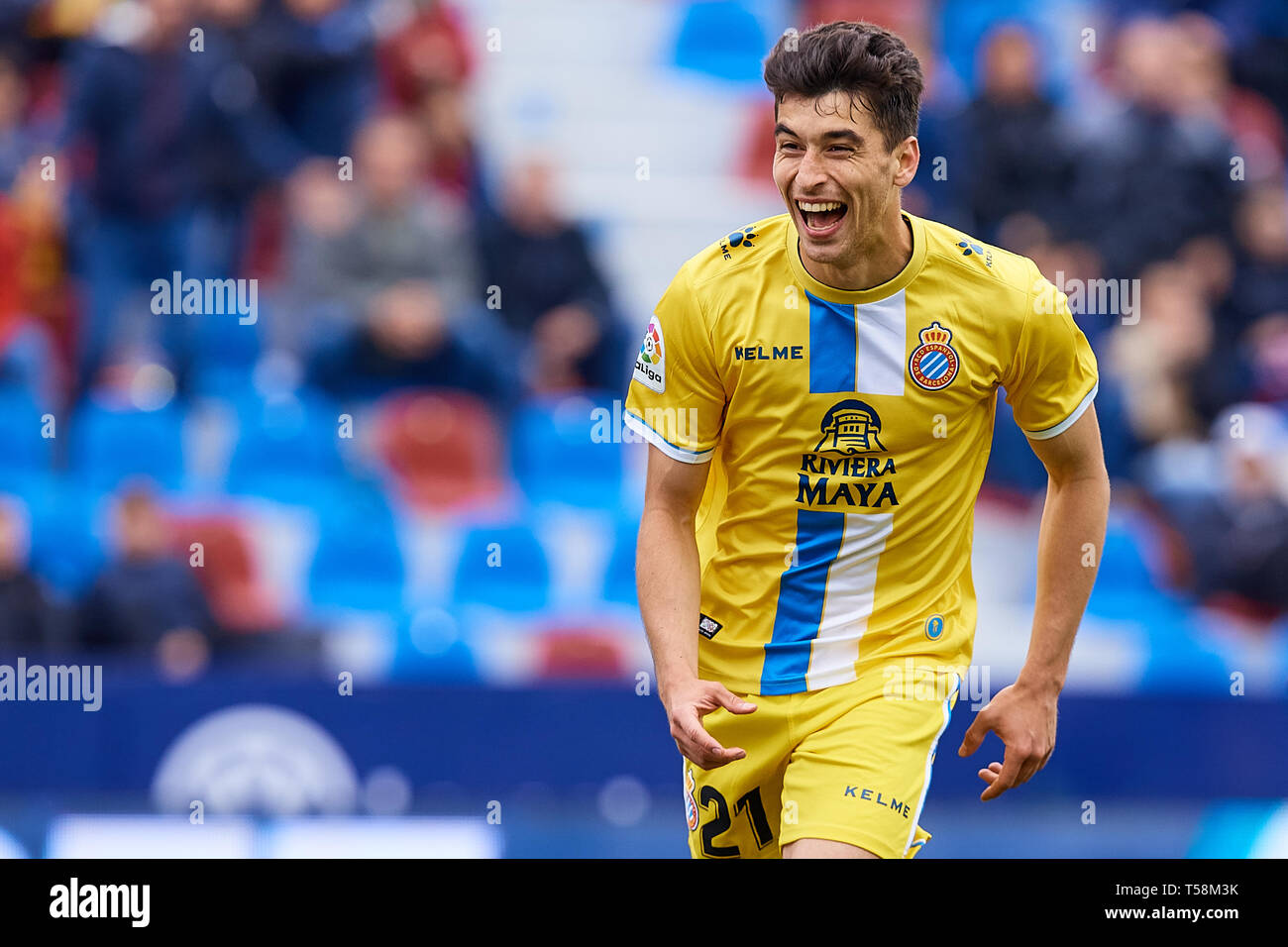 VALENCIA, Spagna - 21 aprile: Marc Roca (L) del RCD Espanyol festeggia i suoi lati secondo obiettivo durante la Liga match tra Levante UD e RCD Espanyol a Ciutat de Valencia il 21 aprile 2019 a Valencia, in Spagna. (Foto di David Aliaga/MB Media) Foto Stock