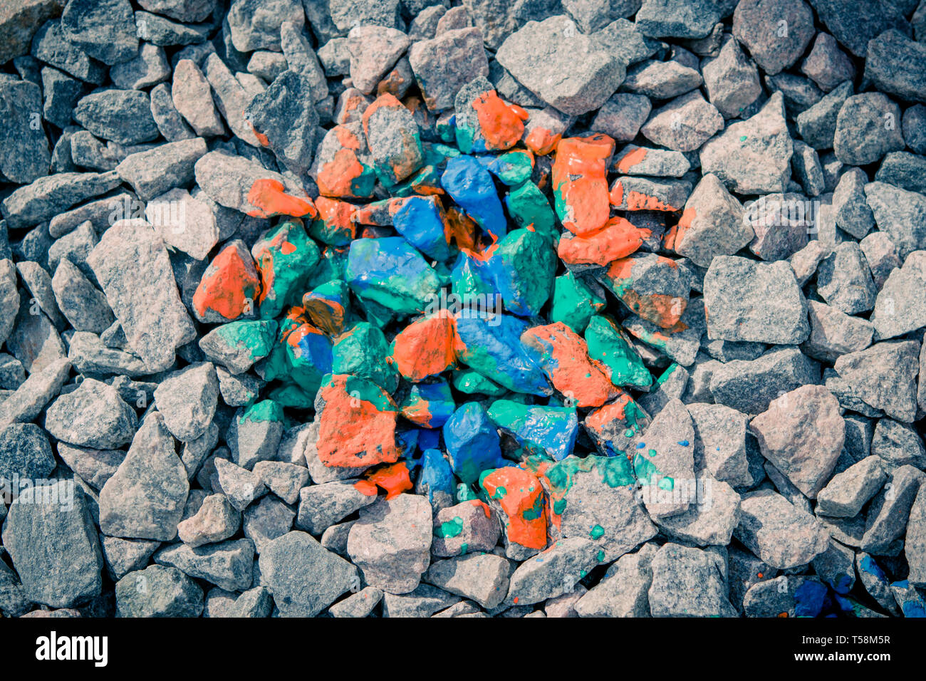 Pietre di colore grigio sulla superficie, nel mezzo delle pietre colorate, vista da sopra Foto Stock