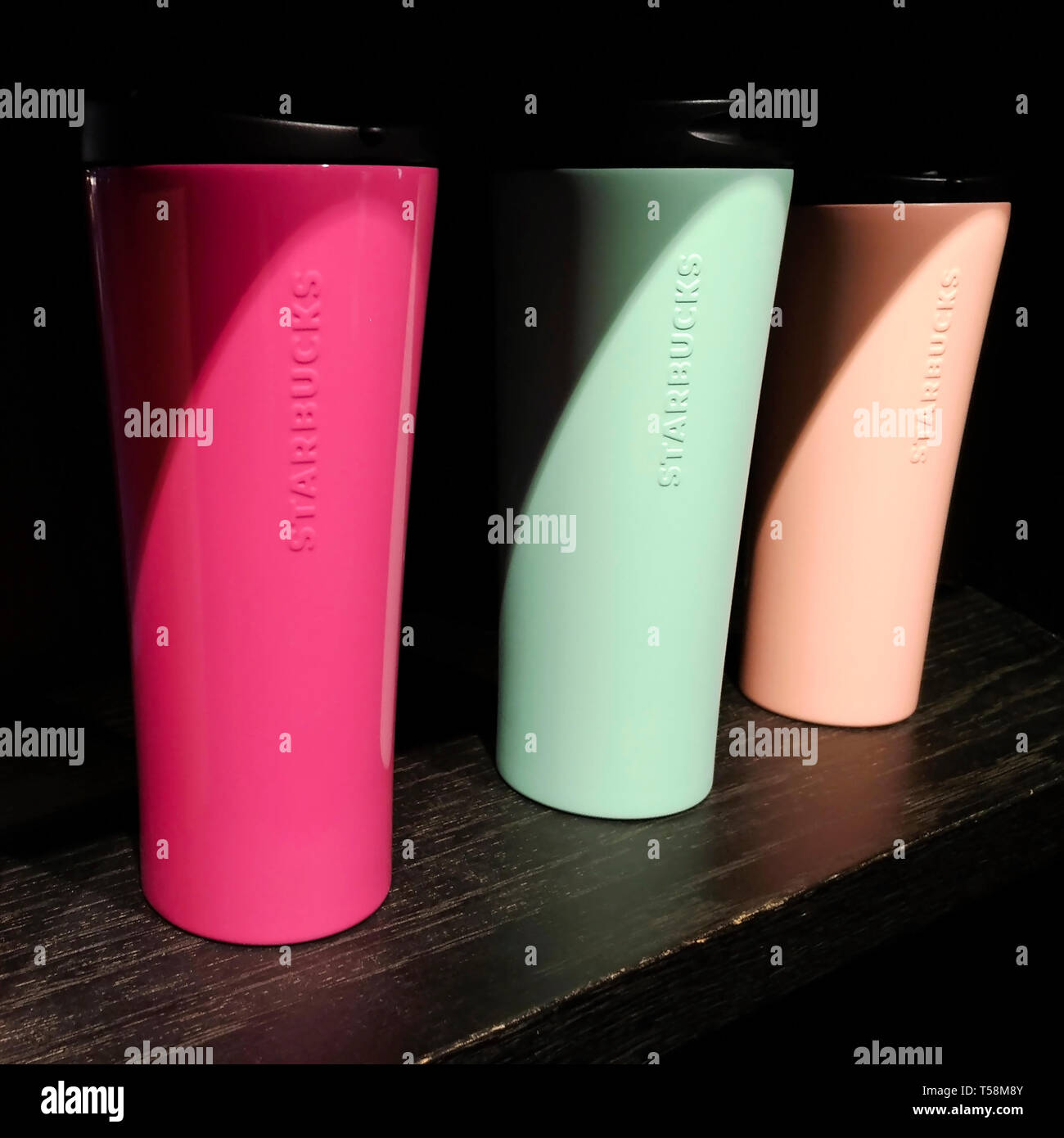 Istanbul, Turchia - 18 Aprile 2019 : color pastello Starbucks Coffe mug sul ripiano con creative ombre dure. Foto Stock