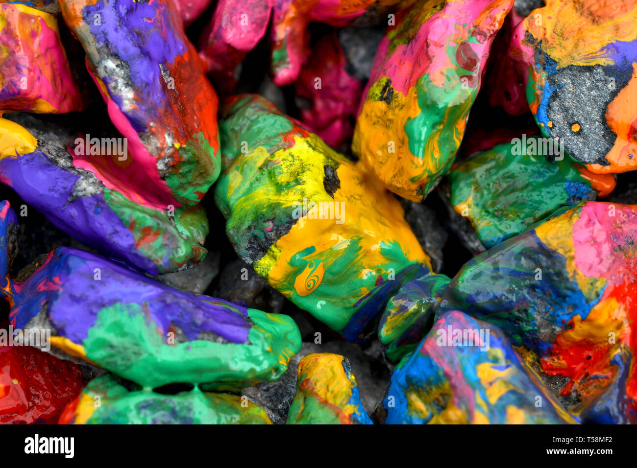 Pietre con vernice colorata. Sfondo astratto con pietre colorate in modo casuale in diversi colori Foto Stock
