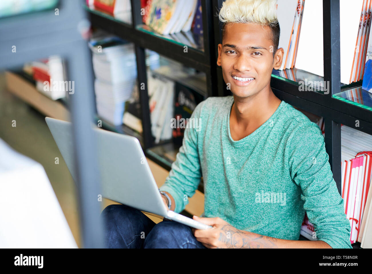Nero moderno studente di letteratura scientifica Foto Stock