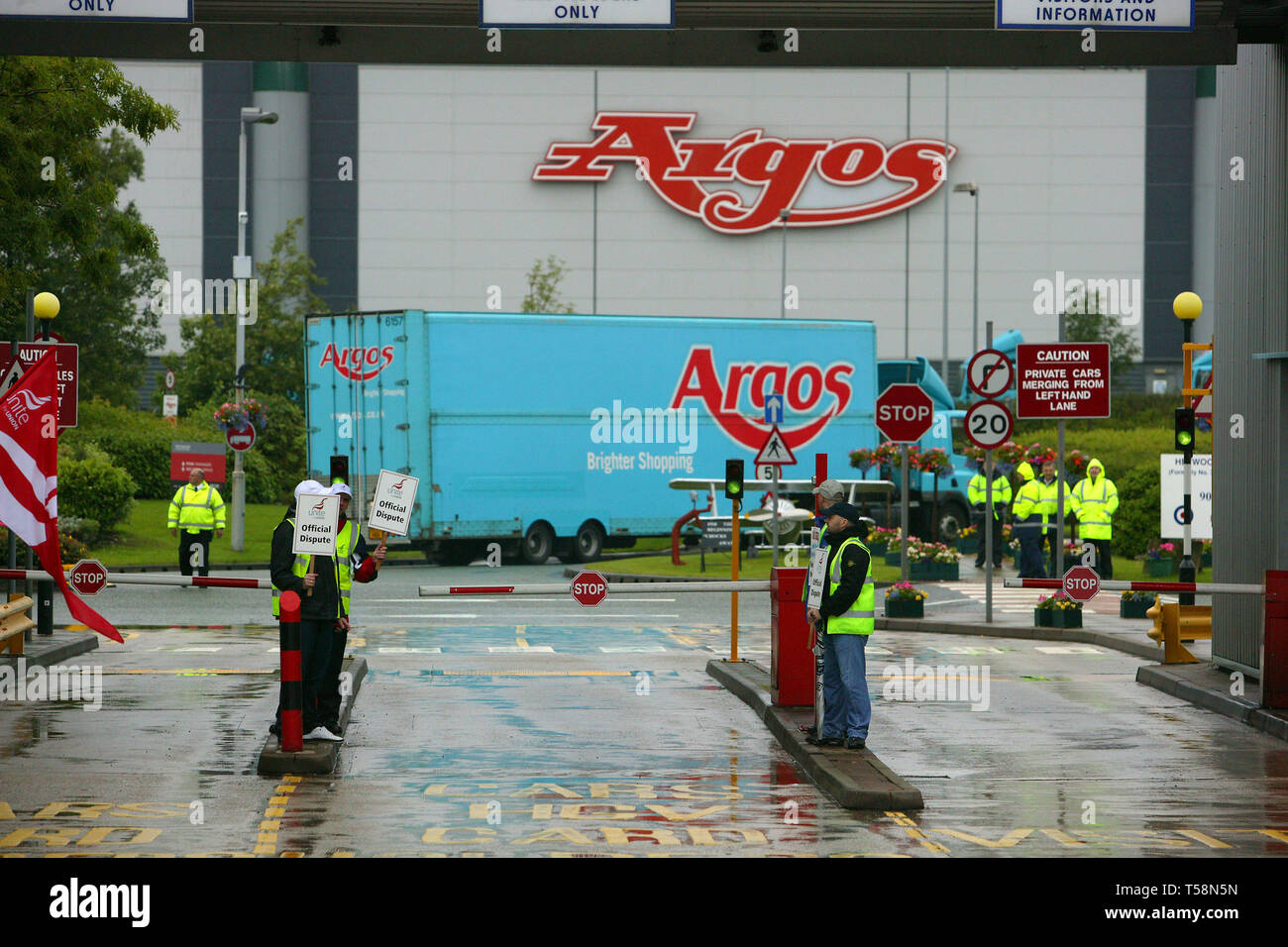 Argos centro di distribuzione di lavoratori in sciopero dopo una fila più pagare. Heywood Parco di distribuzione. 17/07/2008 Foto Stock