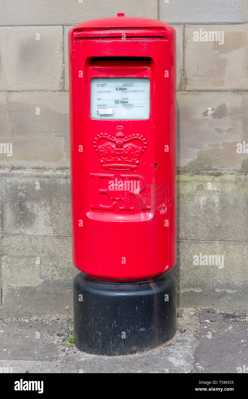 Un Britannico rosso postbox con dettagli in gallese e inglese. Foto Stock