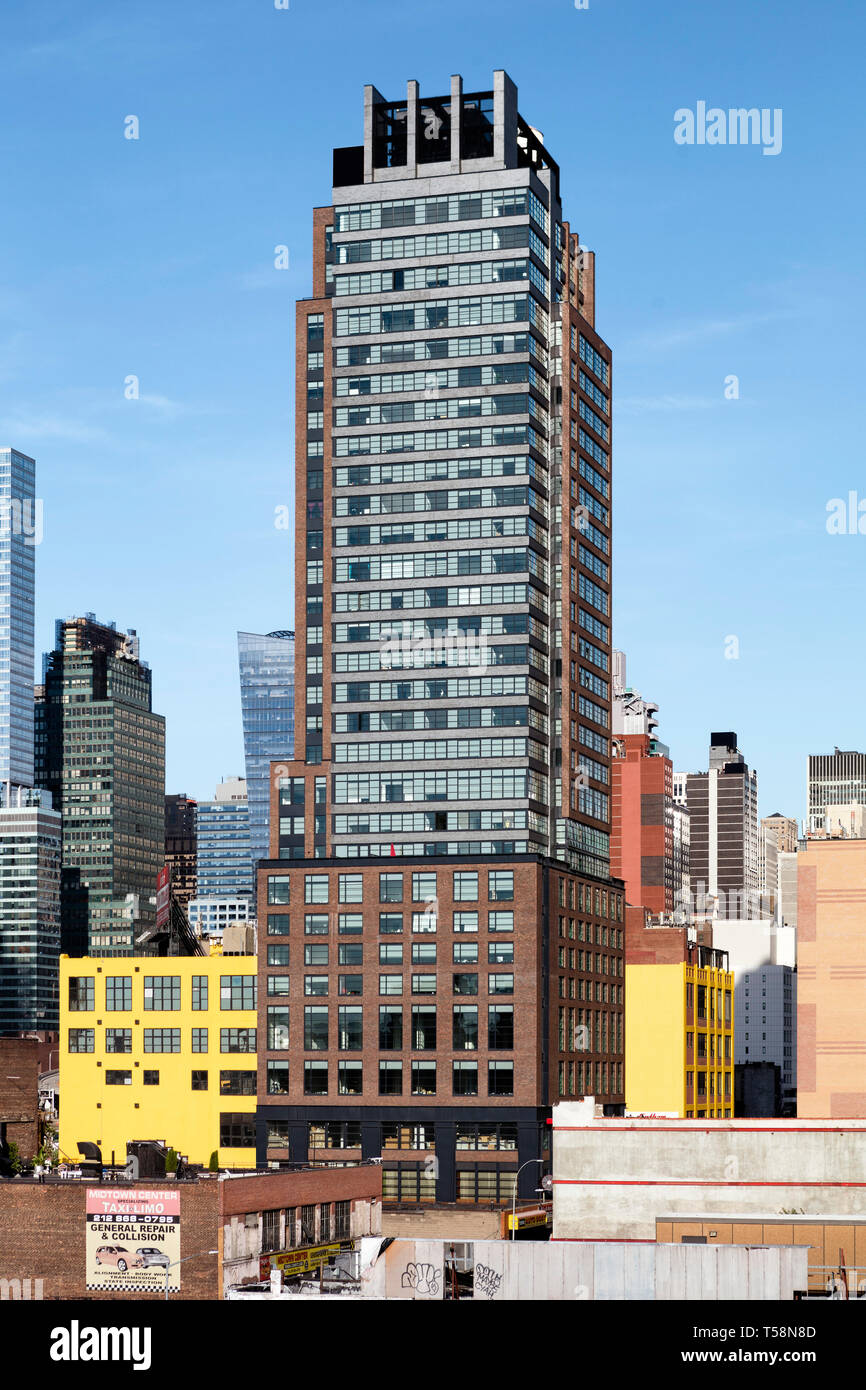 Contestuale vista esterna da un tetto nelle vicinanze. Henry Hall di New York, Stati Uniti. Architetto: BKSK Architects, 2018. Foto Stock