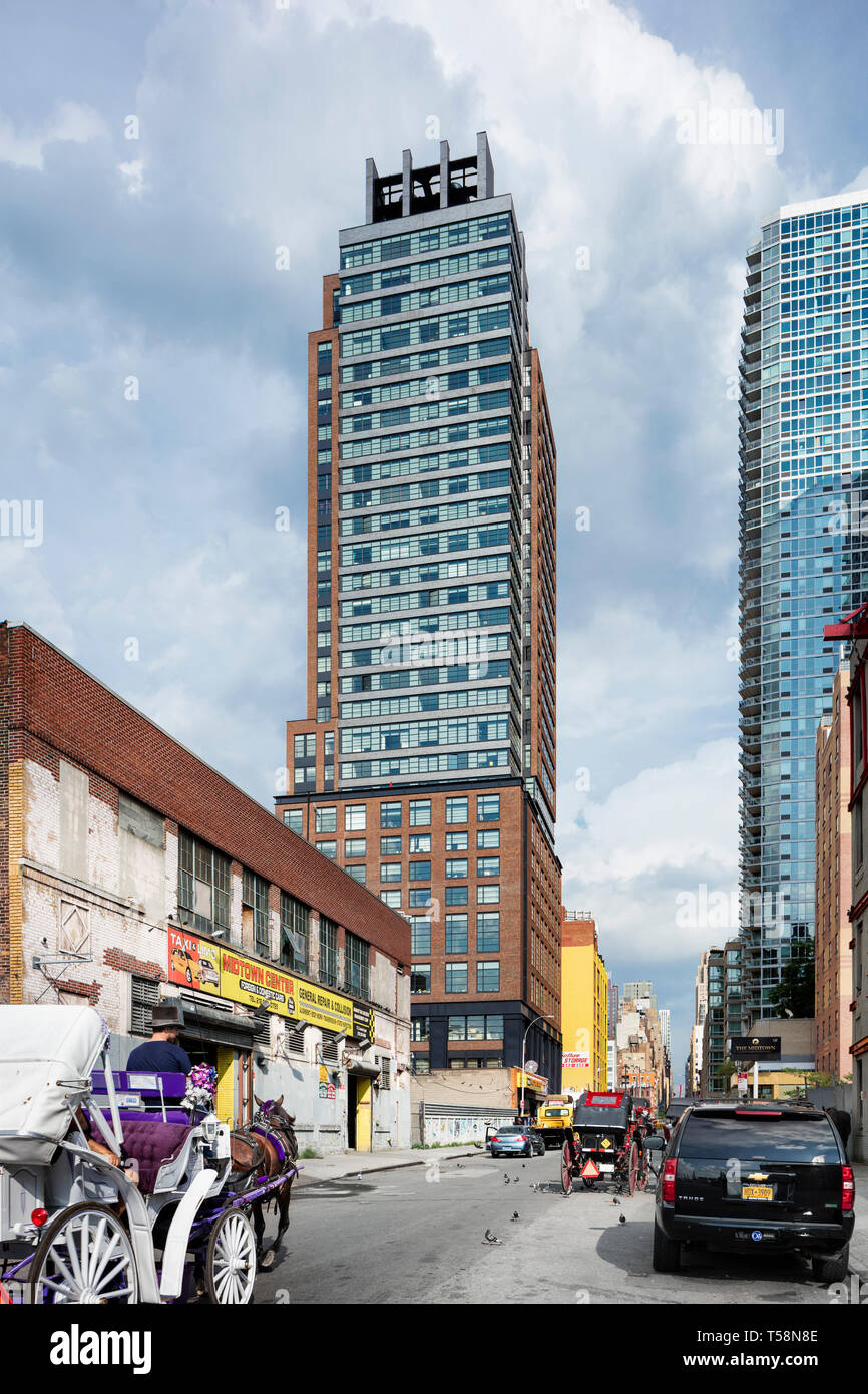 Streetlevel vista sul West 38th Street. Henry Hall di New York, Stati Uniti. Architetto: BKSK Architects, 2018. Foto Stock