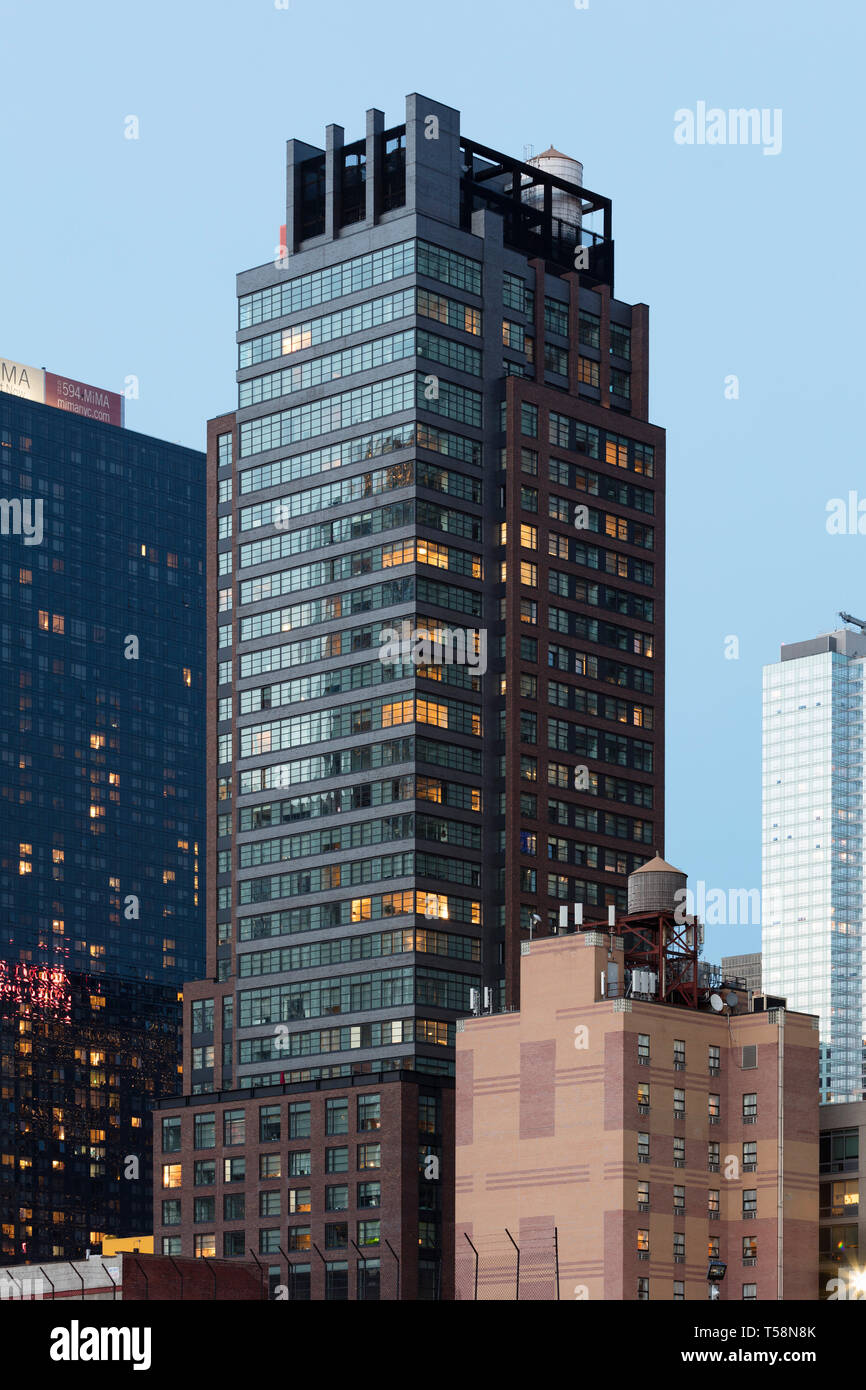 Contestuale vista esterna della parte superiore della torre al tramonto. Henry Hall di New York, Stati Uniti. Architetto: BKSK Architects, 2018. Foto Stock