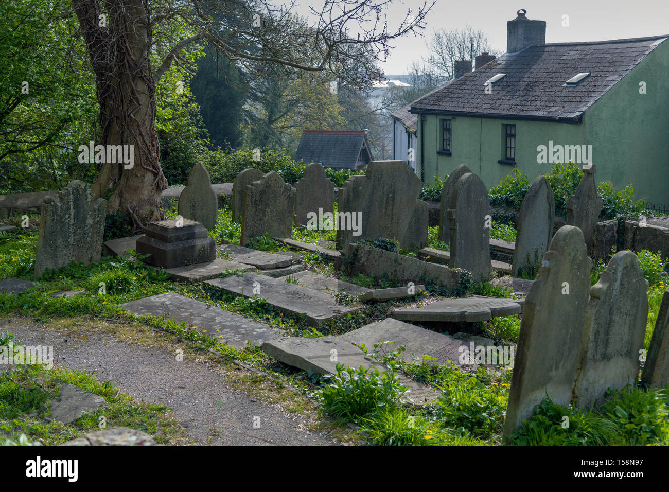 Una parte del cimitero presso il St Illyds chiesa è attraversata la strada dal cortile principale. Newcastle hill Bridgend, Regno Unito Foto Stock