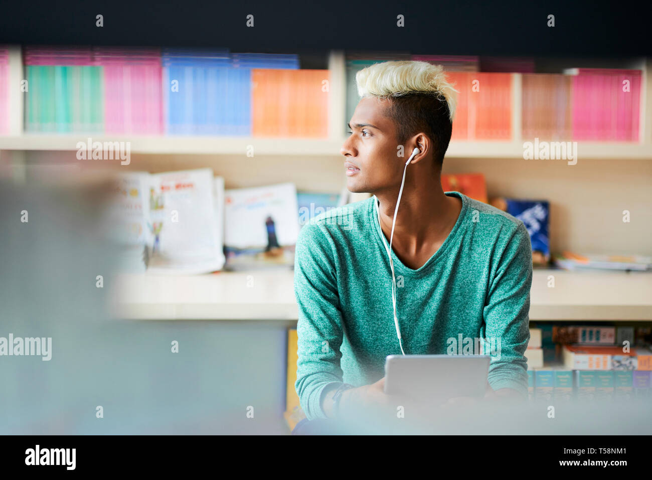 Malinconici studente nero in libreria Foto Stock