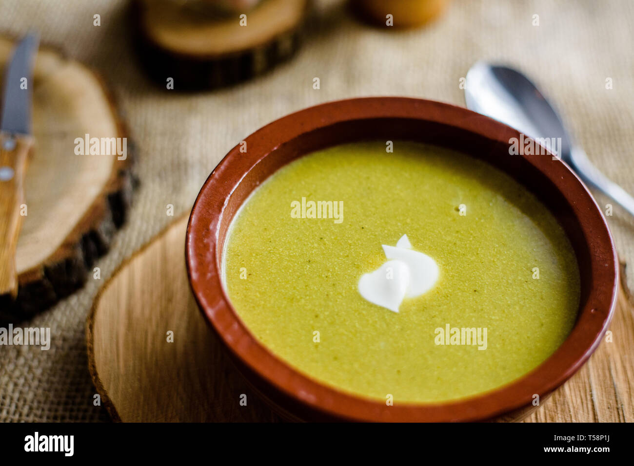 Vegetali verdi di broccoli zuppa di organico in vaso in ceramica. Piatto di legno con deliziosi crostini di pane. Vegano dieta organico piatto. Foto Stock