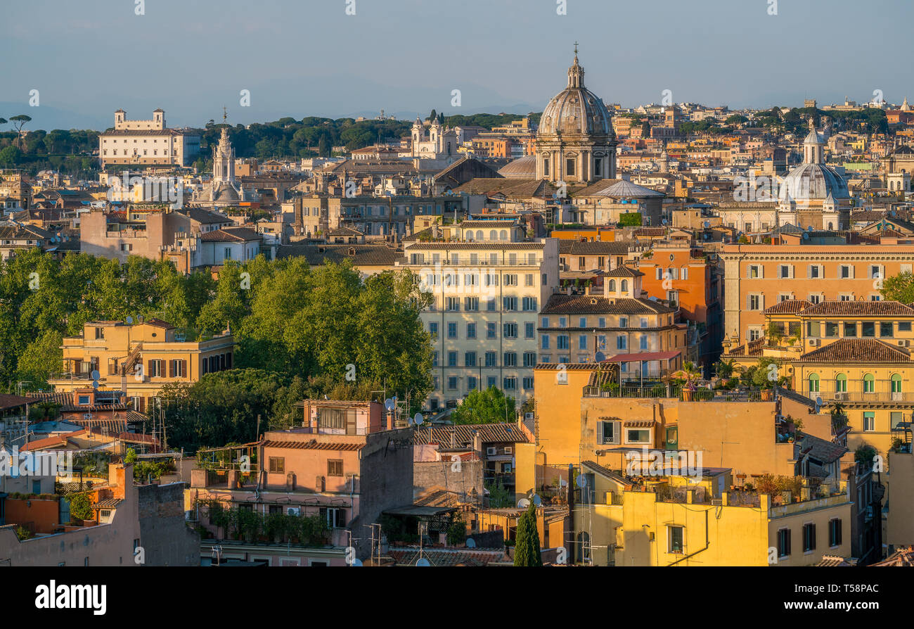 Panorama dal Gianicolo terrazza con la cupola di Sant'Andrea della Valle e della Santissima Trinit dei Pellegrini chiesa in Roma, Italia. Foto Stock