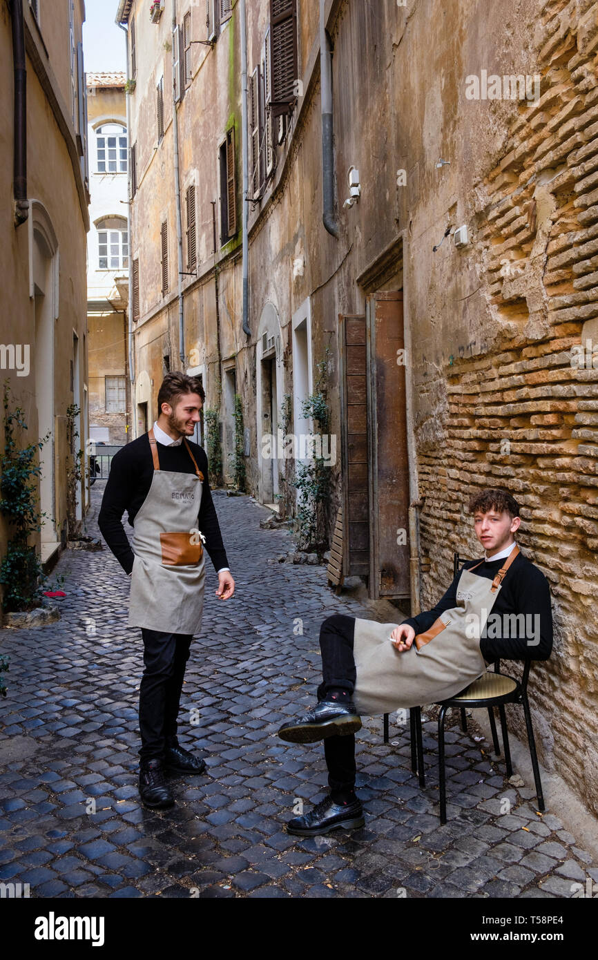 Ristorante camerieri avente una pausa nel quartiere ebraico, Roma, Italia Foto Stock