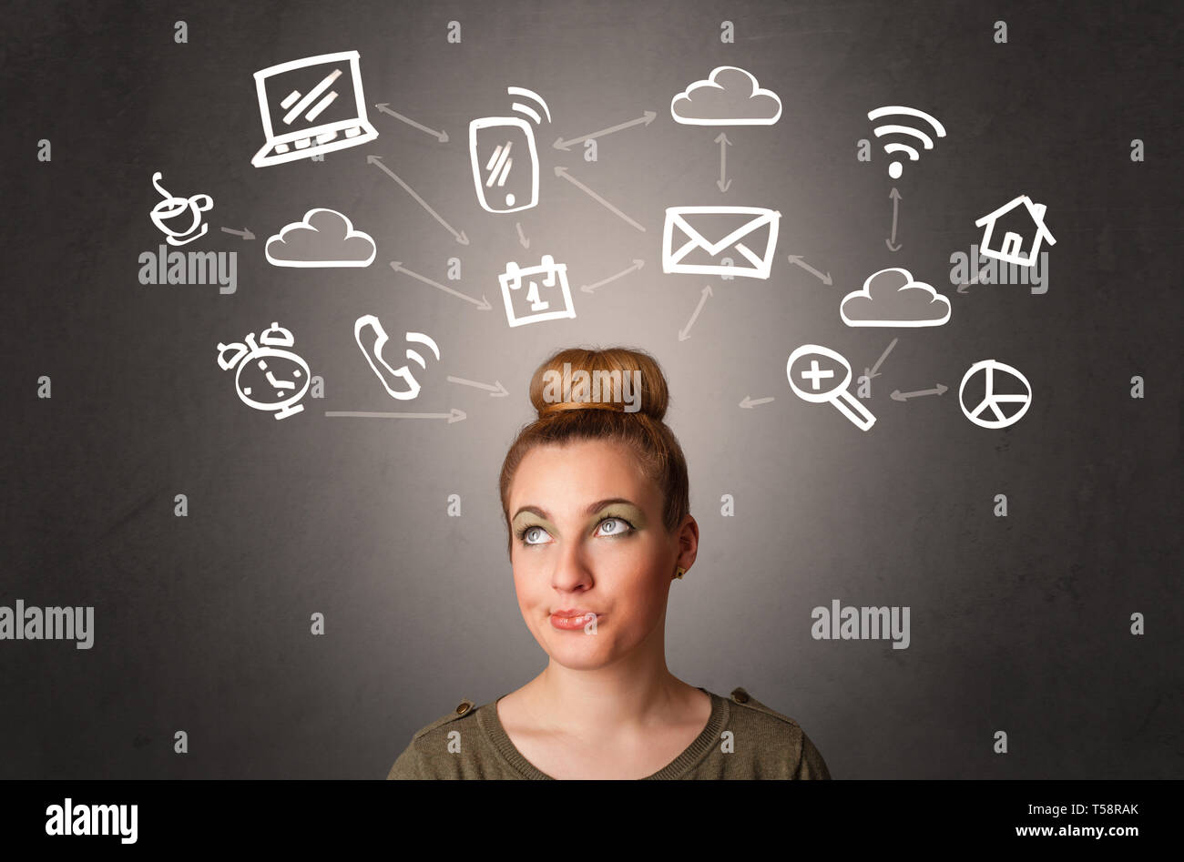 Bella ragazza disegnata con icone multimediali sopra la sua testa Foto Stock
