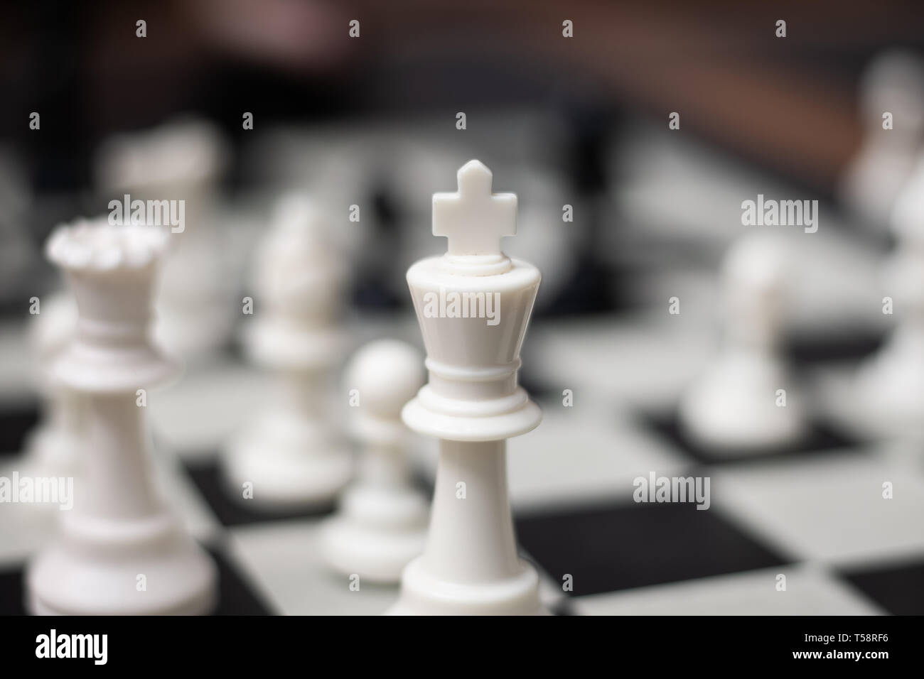 Re bianco pezzo degli scacchi su una scacchiera angolo macro Foto Stock