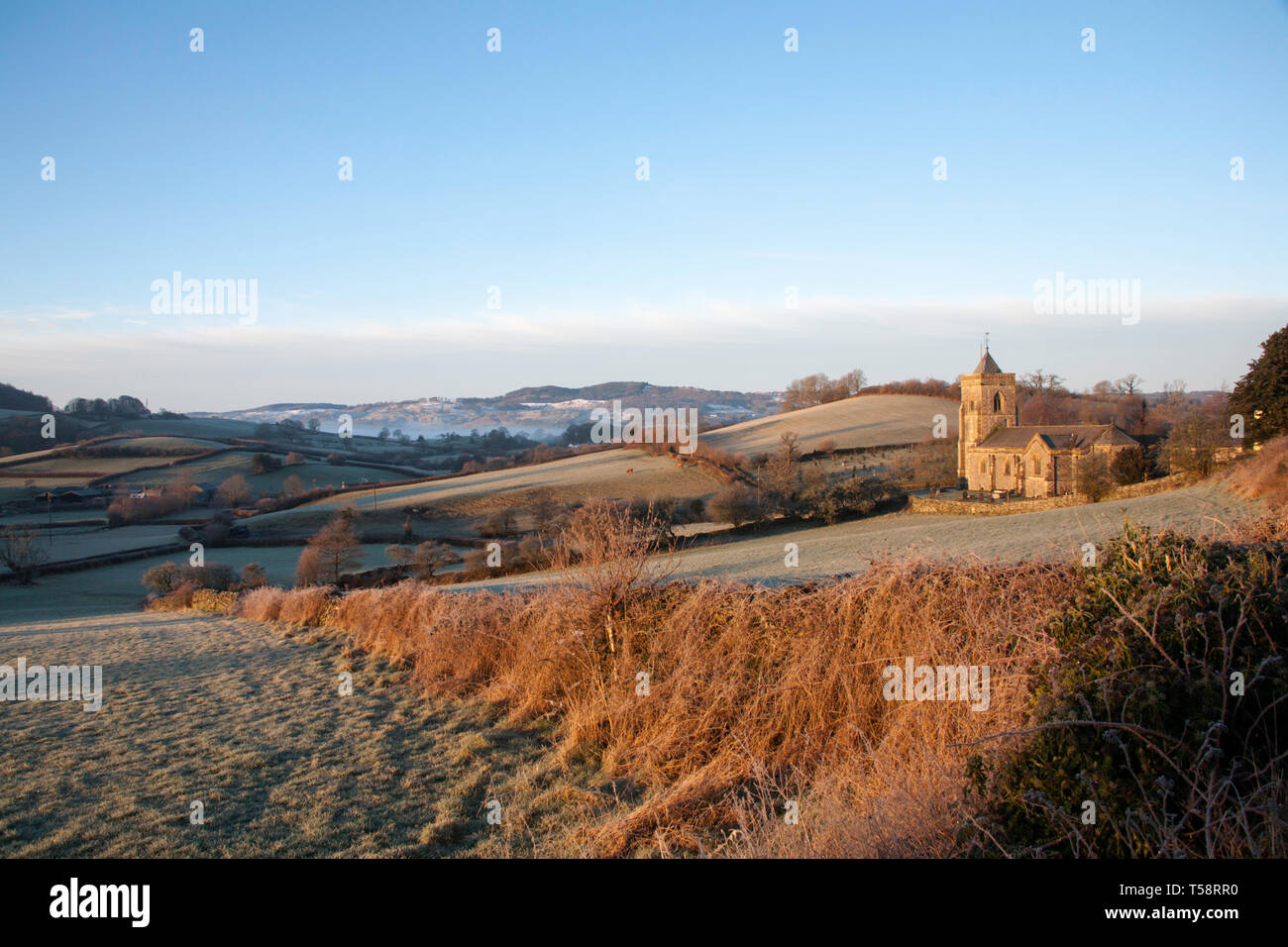 Croccante inverno mattina chiesa di St Mary a Crosthwaite Lyth la valle tra Kendal e Bowness on Windermere Lake District Cumbria Inghilterra England Foto Stock