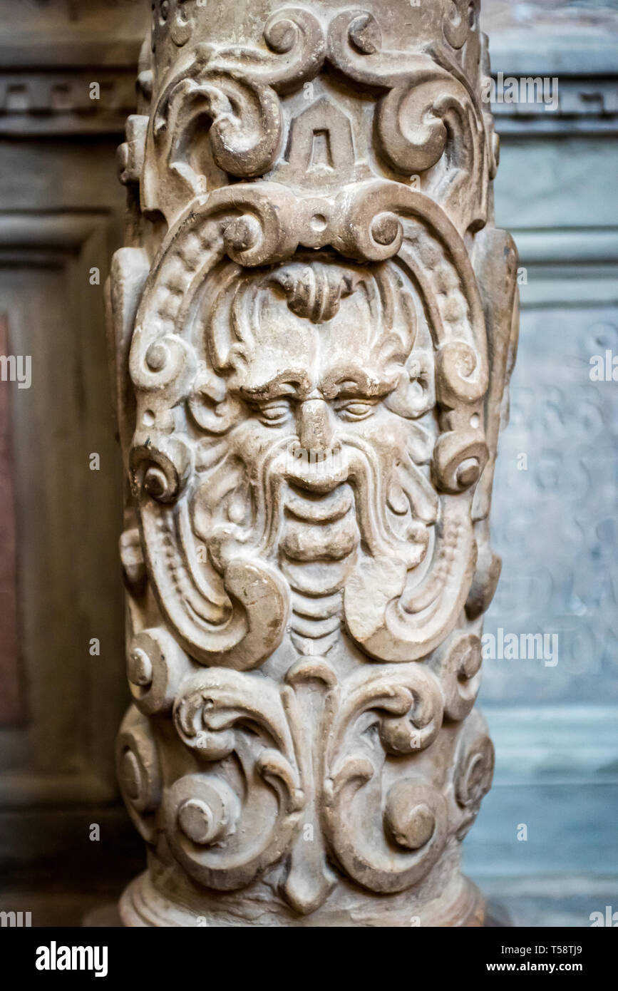 La scultura in pietra di un barbuto il volto dell'uomo su un pilastro a Stoccolma la Storkyrkan (cattedrale) Foto Stock