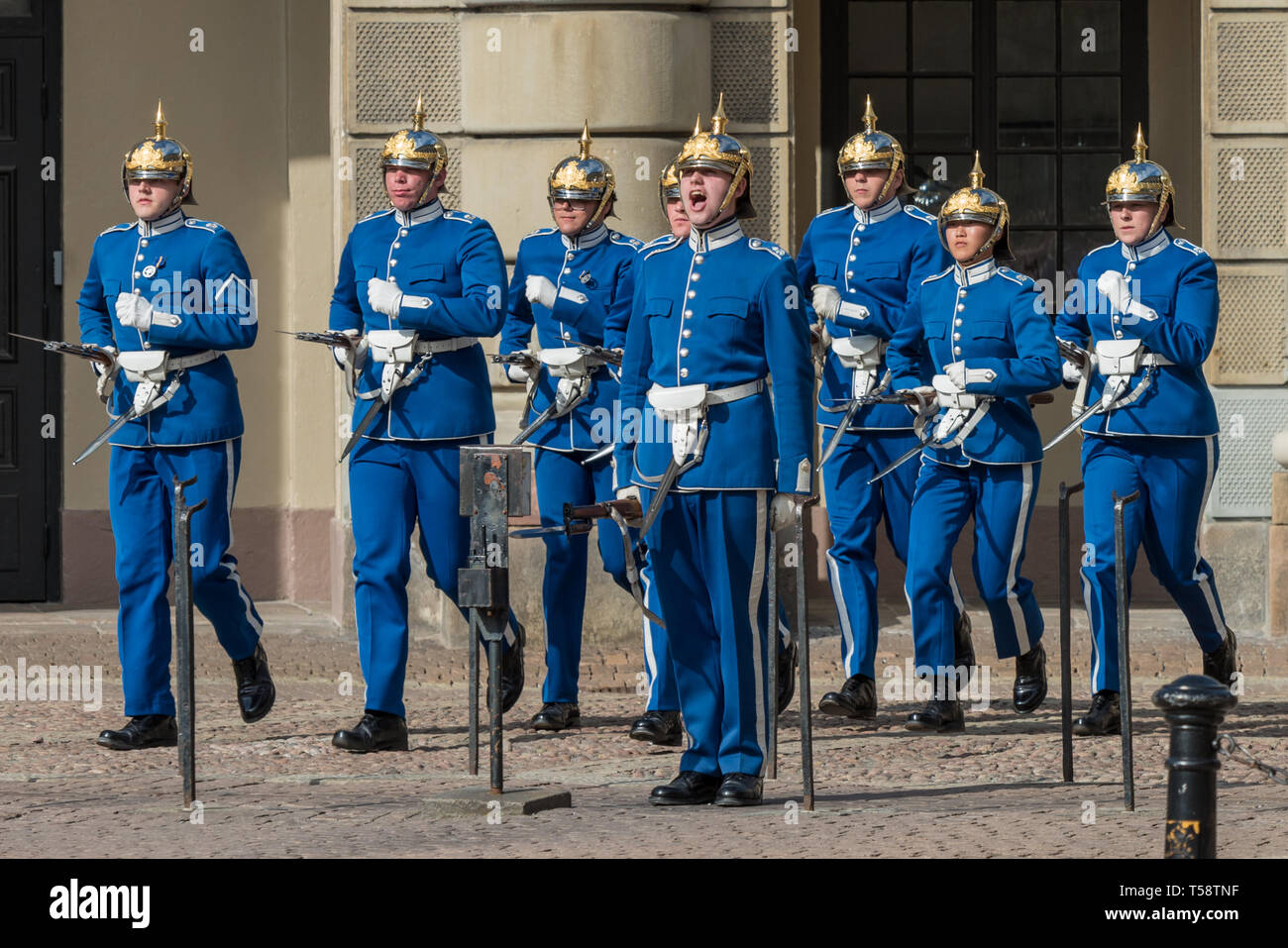 Marciando ordini: Royal Swedish guardie in azzurro vestito completo di uniformi e argento Caschi pickelhaube sfilano durante il cambio della guardia. Foto Stock