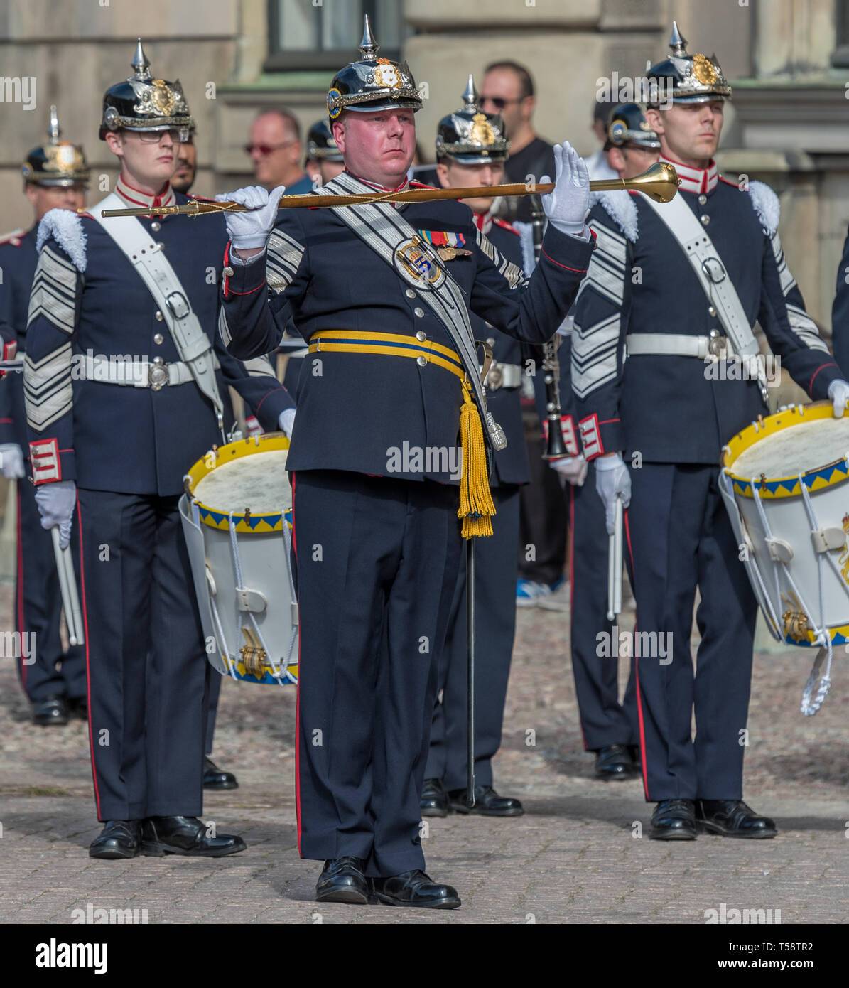 Il tamburo del reggimento grandi batteristi e del Regio Esercito Svedese banca in abito cerimoniale di uniformi e nero pickelhaube caschi Foto Stock